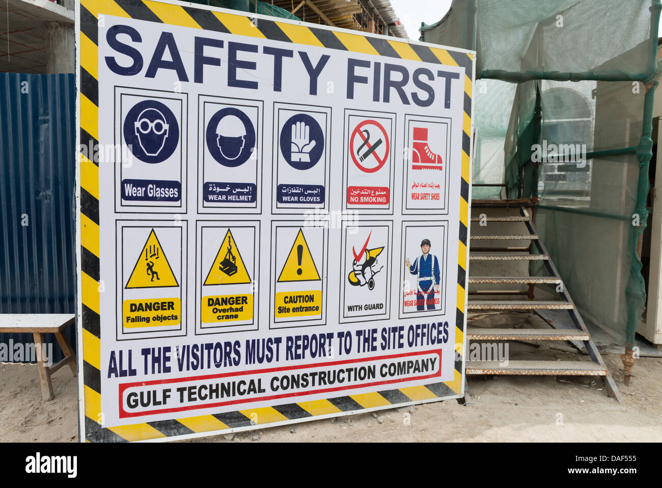 Schild auf Baustelle in Dubai mit Sicherheitsregeln und Vorschriften Stockfoto