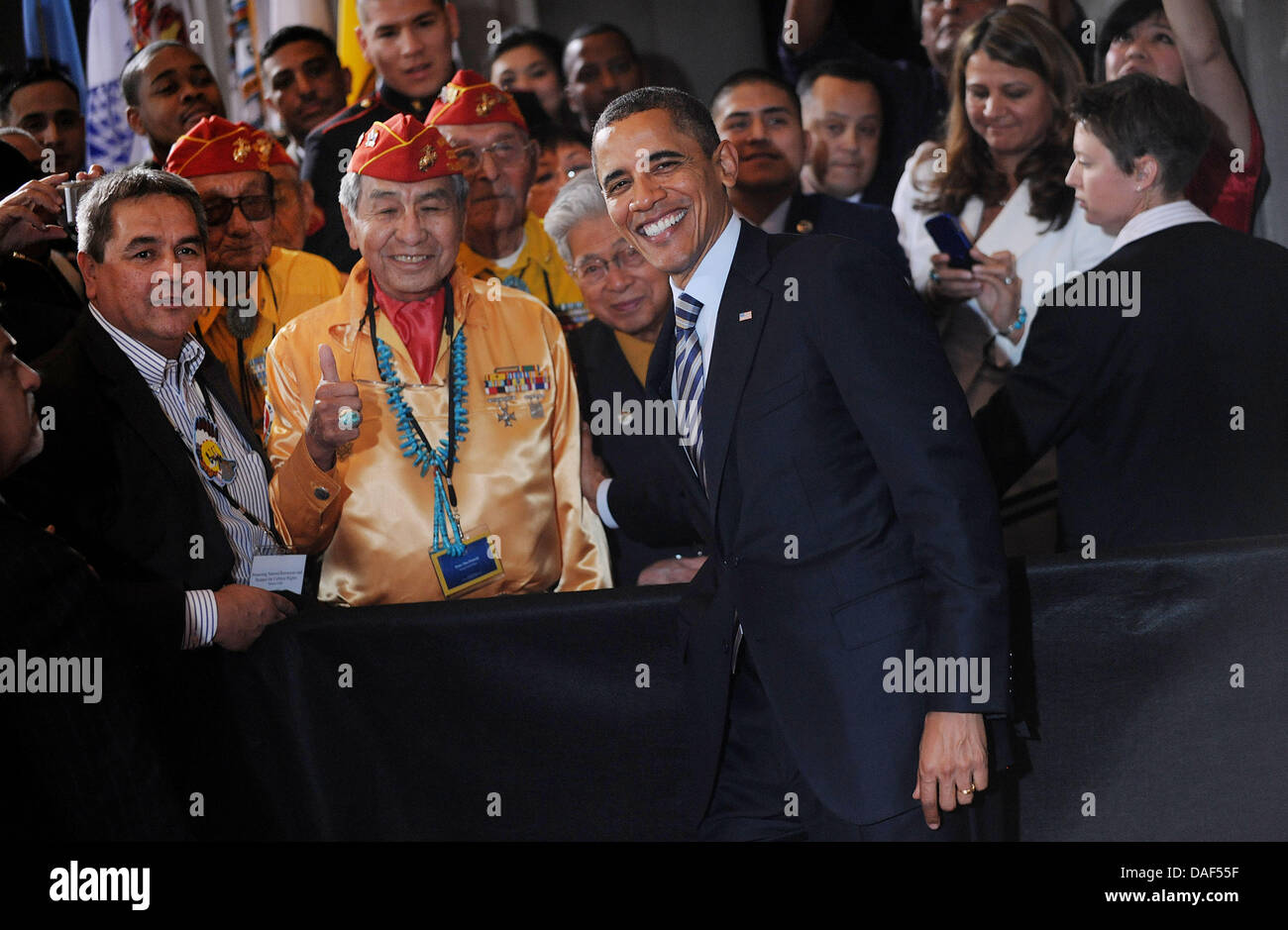 US-Präsident Barack Obama stellt mit Navajo Code Talkers und ehemalige US-Marines nach dem Gespräch auf der White House Tribal Nationen Konferenz auf der US-Department of Interior, Freitag, 2. Dezember 2011 in Washington, DC. Der Zweck der Konferenz ist weiterhin zu Stärkung der Government-to-Government-Beziehungen zwischen den Vereinigten Staaten und Stammes-Regi Stockfoto