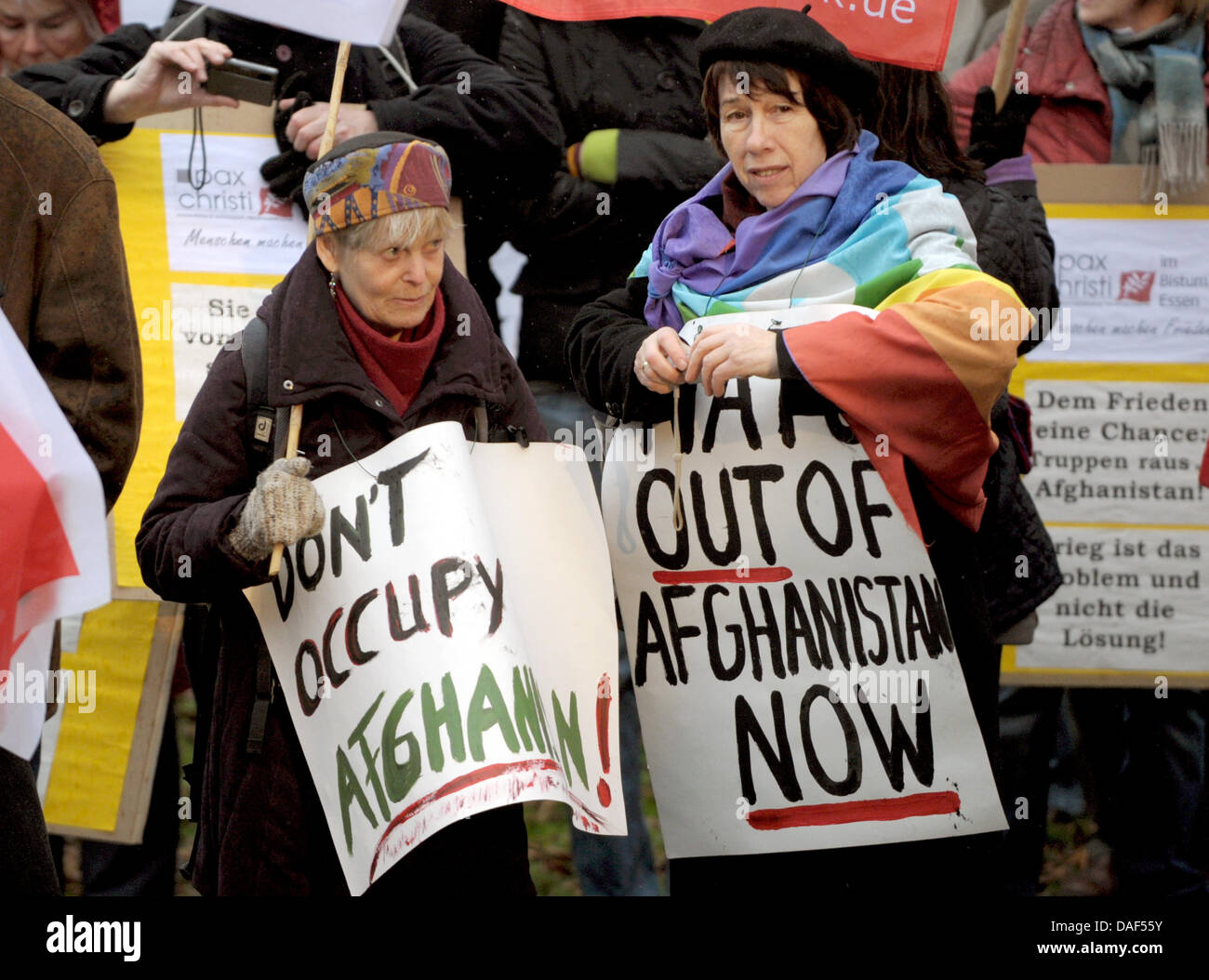 Zwei Aktivisten protestieren gegen den Krieg in Afghanistan in Bonn, Deutschland, 3. Dezember 2011. Zwei Tage vor der Afghanistan-Konferenz wurden mehrere tausend Demonstranten erwartet, an der Demonstration teilzunehmen. Foto: FEDERICO GAMBARINI Stockfoto