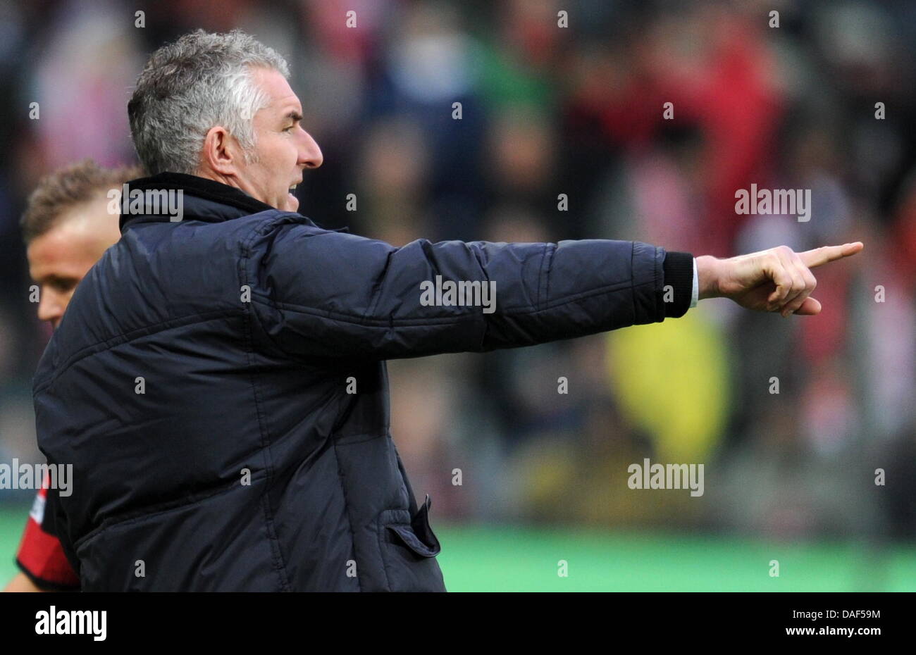 Freiburgs Trainer Mirko Slomka Gesten Anweisung an seine Spieler auf dem Platz während der Bundesliga-Fußballspiel zwischen SC Freiburg und Hannover 96 am Badenova-Stadion in Freiburg in Freiburg im Breisgau, 3. Dezember 2012. Das Spiel endete mit einem 1: 1-Unentschieden. Foto: Bernd Weissbrod (Achtung: EMBARGO Bedingungen! Die DFL ermöglicht die weitere Nutzung der Bilder im IPTV, mob Stockfoto