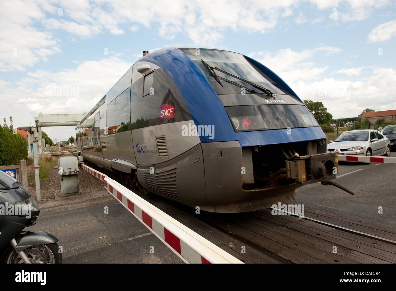 High-Speed französischen SNCF Intercity-Zug Bahnübergang Gravelines Frankreich Stockfoto