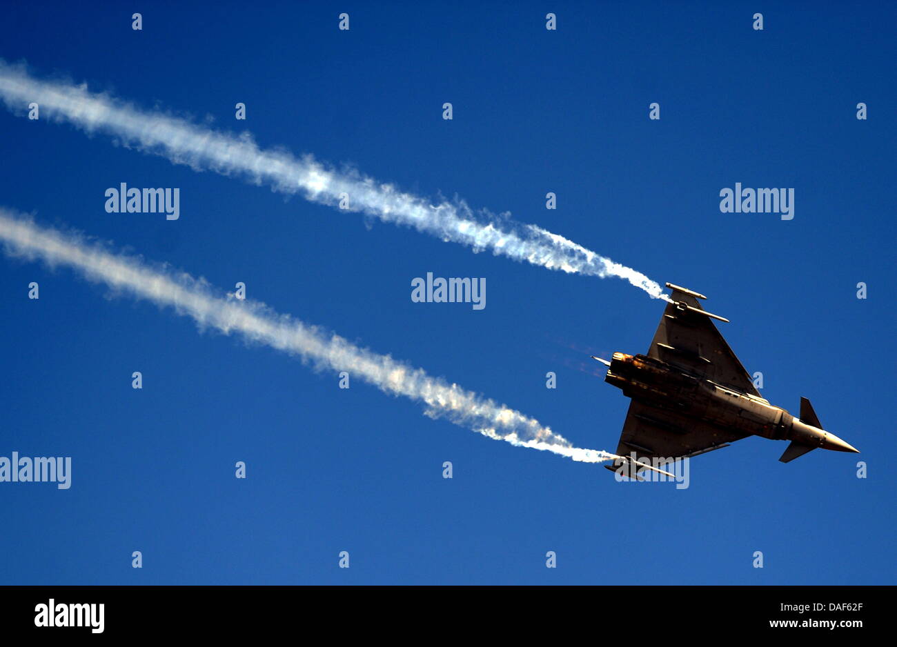 Ein Eurofighter fliegen über dem Bereich der Luftfahrt Messe Aero India während einen Hauch zeigen in Bangalore, Indien, 10. Februar 2011. Guttenberg der zweitägigen Besuch in Indien dient als Promotion für Kampfjets und Indiens Kauf mindestens 126 Eurofighter-Jets. Die USA, Russland, Frankreich und Schweden sind auch für die Rüstung Bestellung 7 Milliarden Euro. Foto: Marizio Gambarini Stockfoto