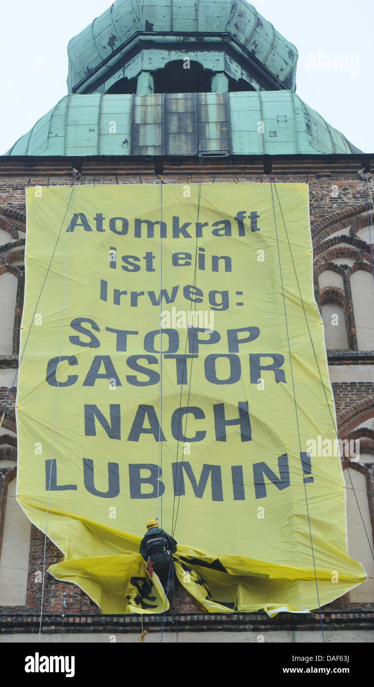 Greenpeace-Aktivisten präsentieren einen Banner mit der Aufschrift "Atomkraft ist eine falsche Fährte: Stop CASTOR nach Lubmin" in der Kirche St. Nikolai in STralsund, Deutschland, 10. Februar 2011. Ein CASTOR-Transport soll in der Nähe von Lubmin am 17. Februar 2011 eintreffen. Foto: Stefan Sauer Stockfoto