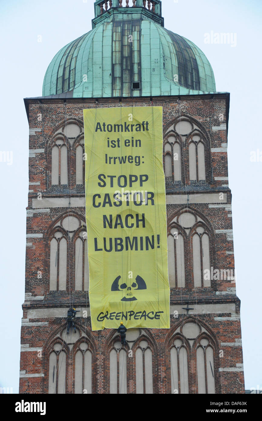 Greenpeace-Aktivisten präsentieren einen Banner mit der Aufschrift "Atomkraft ist eine falsche Fährte: Stop CASTOR nach Lubmin" in der Kirche St. Nikolai in STralsund, Deutschland, 10. Februar 2011. Ein CASTOR-Transport soll in der Nähe von Lubmin am 17. Februar 2011 eintreffen. Foto: Stefan Sauer Stockfoto