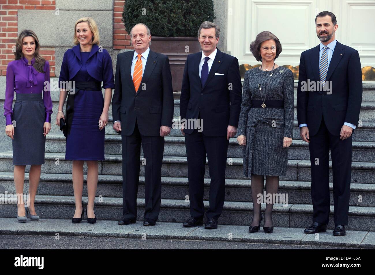 König Juan Carlos I. (3-L), Königin Sofia (2-R) von Spanien, Crown Prince Felipe (R), Prinzessin Letizia (L), sowie der deutsche Bundespräsident Christian Wullf und seine Frau Bettina sind die Zarzuela-Palast in Madrid, Spanien, 10. Februar 2011 abgebildet. Wulff und seine Frau sind auf einer Reise nach Spanien und Portugal bis 11. Februar 2011. Foto: RAINER JENSEN Stockfoto