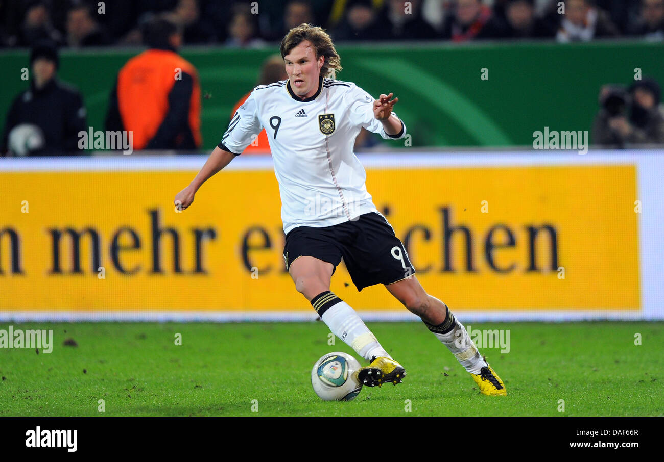 Deutscher Spieler Kevin Großkreutz steuert den Ball während das Freundschaftsspiel Deutschland gegen Italien im Signal-Iduna-Park Stadion in Dortmund, Deutschland, 9. Februar 2011. Foto: Thomas Eisenhuth Stockfoto