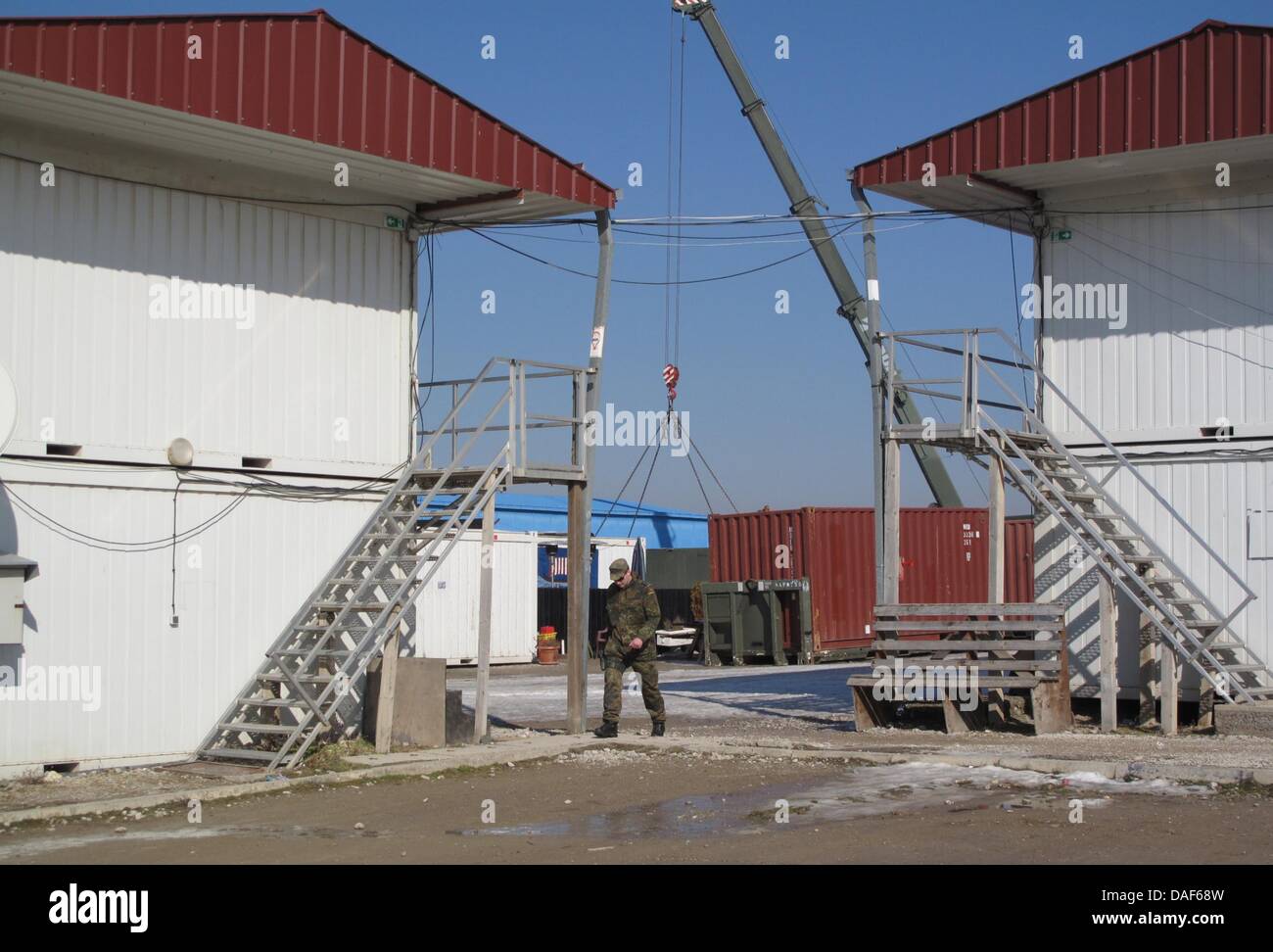 Container sind für Bundeswehr an ihre neuen KFOR Viertel Novo Selo in der Nähe von Pristina, Kosovo, 10. Februar 2011 montiert. NATO-geführten Friedenstruppe KFOR reduziert sein Kontingent von 50.000 im Juni 1999 auf 5.000 Soldaten im Februar 2011. Foto: Thomas Brey Stockfoto