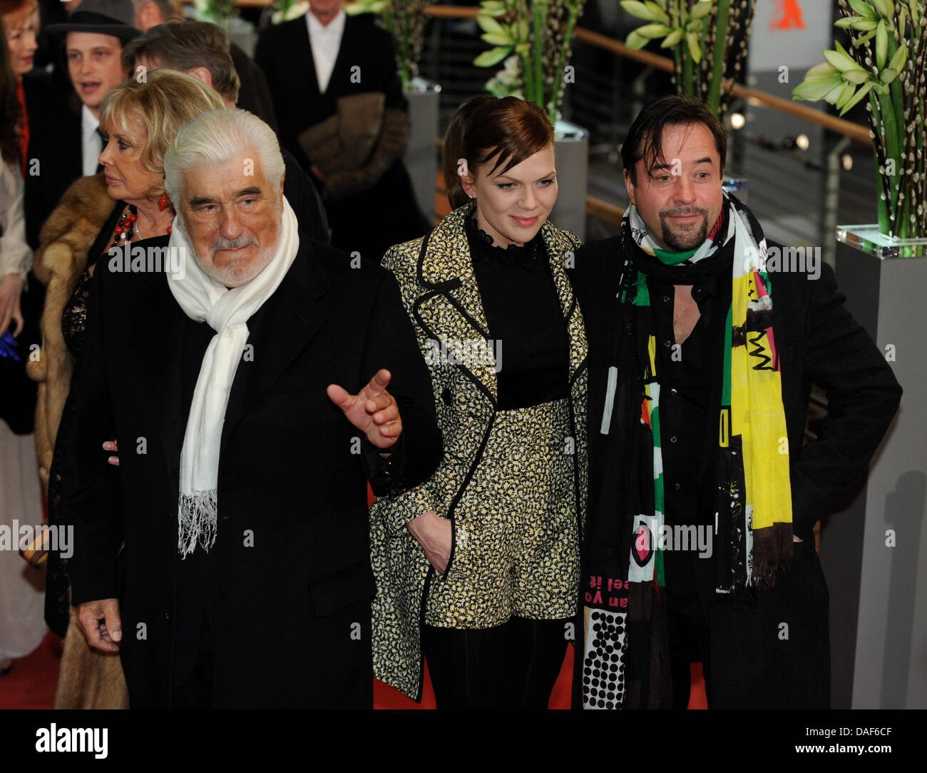 Deutsche Schauspieler Mario Adorf (L-R), Anna Loos und Jan Josef Liefers Mann für die Premiere des Films "True Grit" während der 61. Internationalen Filmfestspiele Berlin in Berlin, Deutschland, 10. Februar 2011. Der Film wurde als Eröffnungsfilm der Berlinale ausgewählt. Die 61. Berlinale findet vom 10. bis 20. Februar 2011. Foto: TIM BRAKEMEIER Stockfoto
