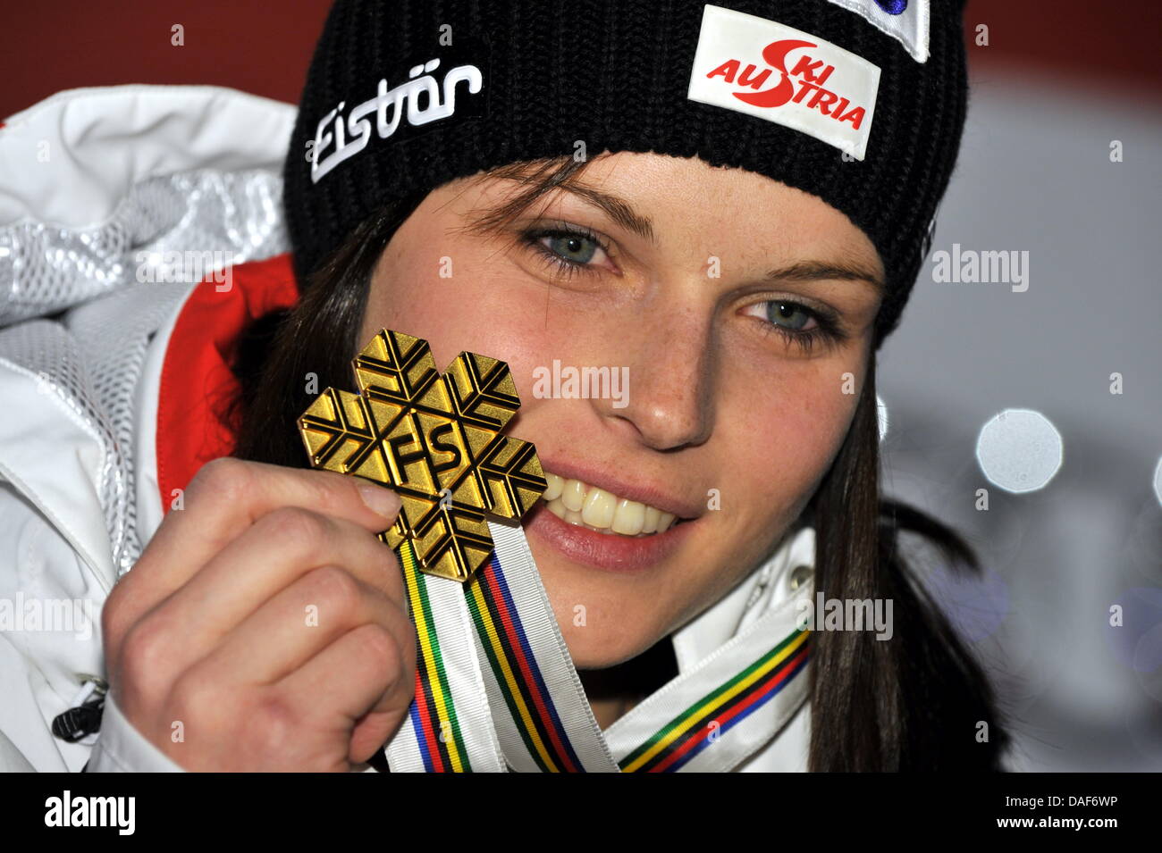 Anna Fenninger Österreichs (Gold) bei der Siegerehrung für der Frauen Superkombination bei der Ski-WM in Garmisch-Partenkirchen, Deutschland, 11. Februar 2011. Foto: Peter Kneffel Stockfoto