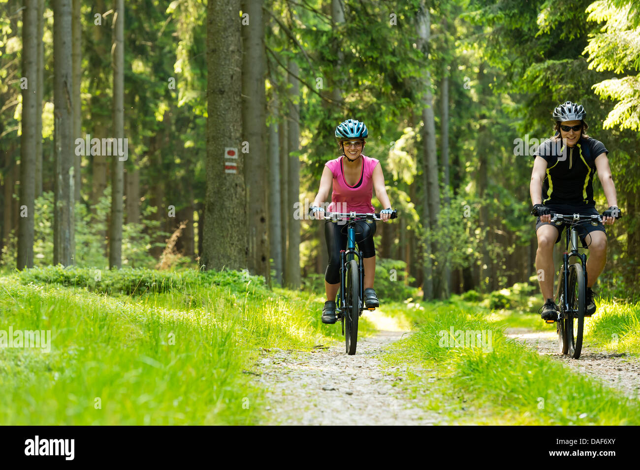 Junge fröhlich Biker paar im Wald Stockfoto