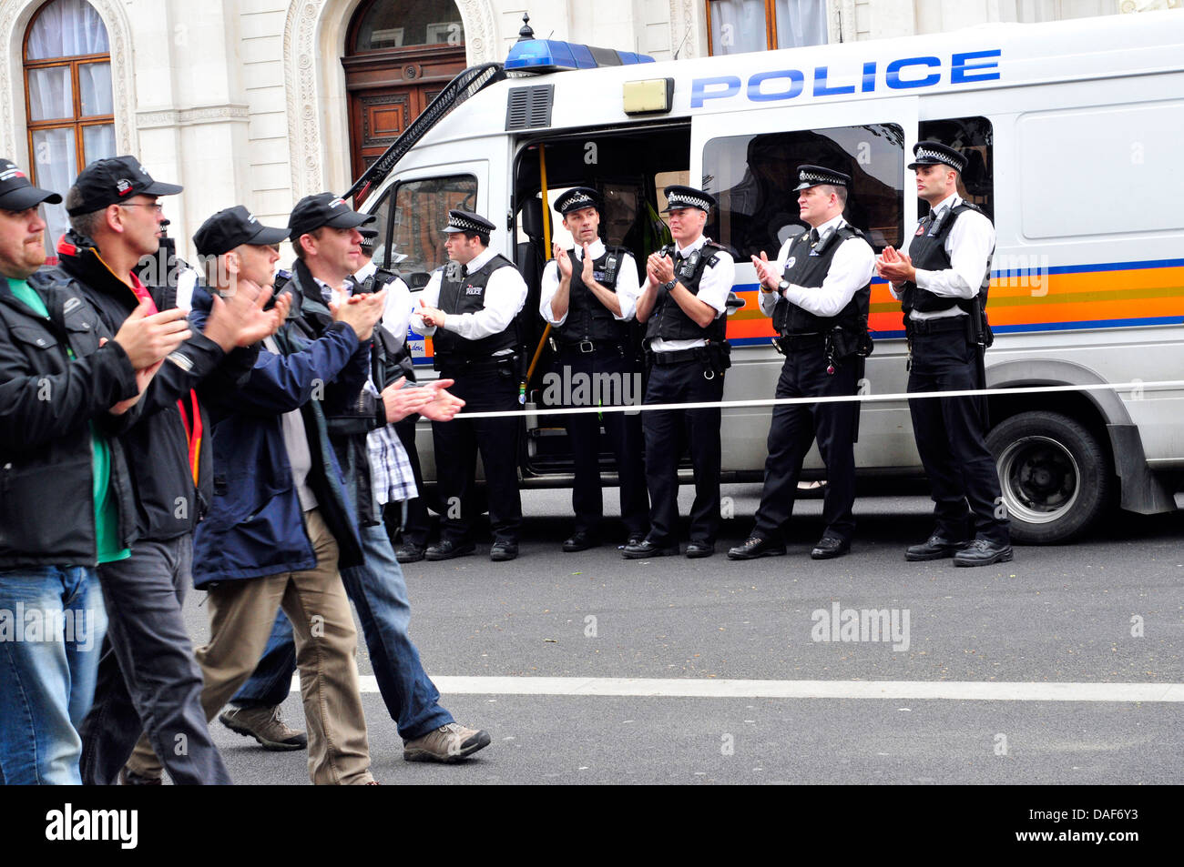Die Demonstranten "off Duty Polizisten" erhalten eine Runde Applaus von den diensthabenden Kollegen. Whitehall, London, UK Stockfoto