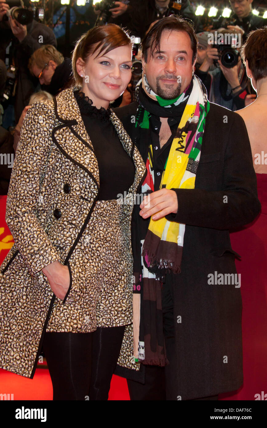 Deutsche Schauspieler Jan Josef Liefers und seine Frau Anna Loos kommen bei der Premiere von "True Grit" auf der 61. Internationalen Filmfestspiele Berlin, Berlinale, im Berlinale-Palast in Berlin, Deutschland, am 10. Februar 2011. Foto: Hubert Boesl Stockfoto