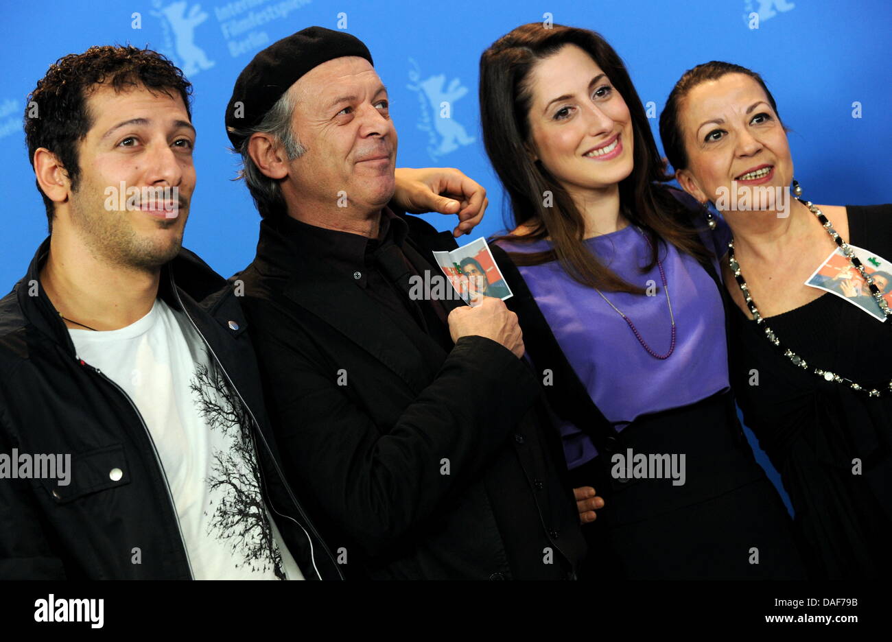 Deutsch Turkischer Schauspieler Fahri Yardim L R Turkisch Deutscher Schauspieler Vedat Erincin Deutschstammige Schauspielerin Demet Guel Und Turkischstammige Deutsche Schauspielerin Lilay Huser Zeigt Ein Bild Der Iranischen Regisseur Jafar Panahi