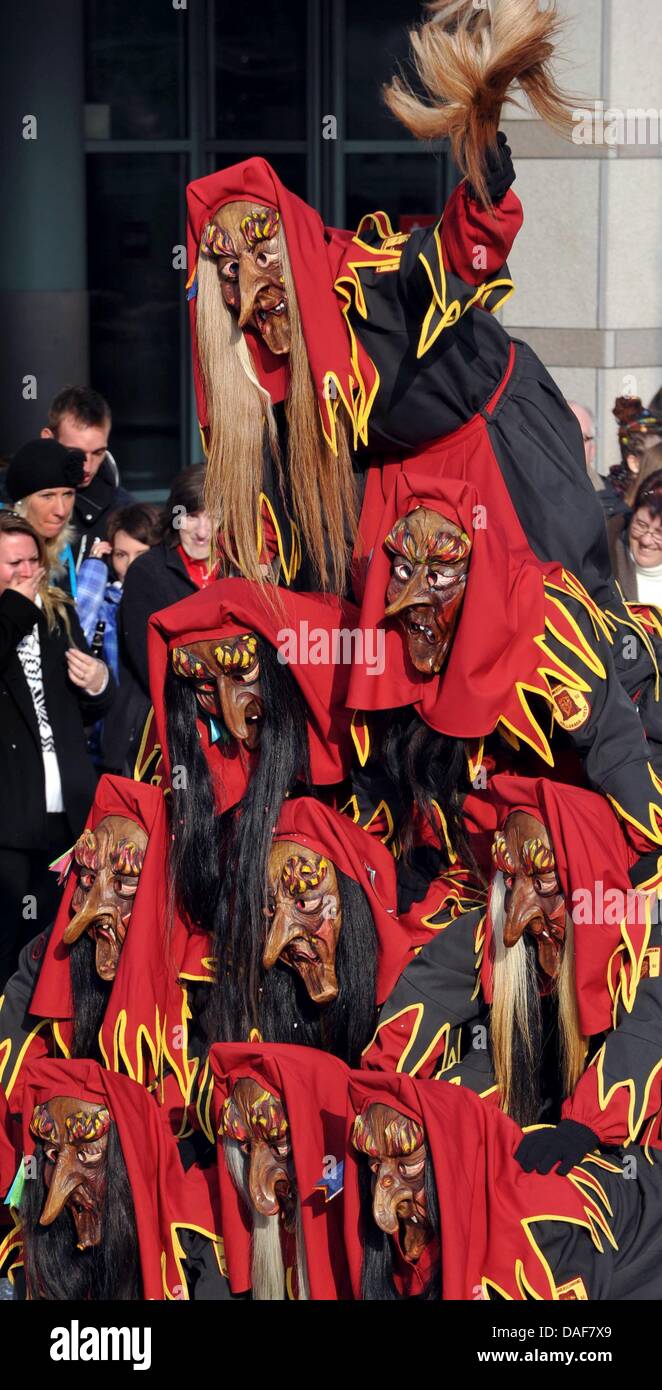 Menschen verkleidet als Hexen eine Pyramide im Zentrum von Sonthofen, Deutschland, 13. Februar 2011 bilden. Mehr als 5.000 Menschen verkleidet als Narren und Gaukler aus Schwäbisch-alemannischen Narrenzuenfte (Karneval Zünfte) marschierten durch die deutsche Stadt im Süden während der Parade Narrensprung (Fools Sprung). Foto: STEFAN PUCHNER Stockfoto