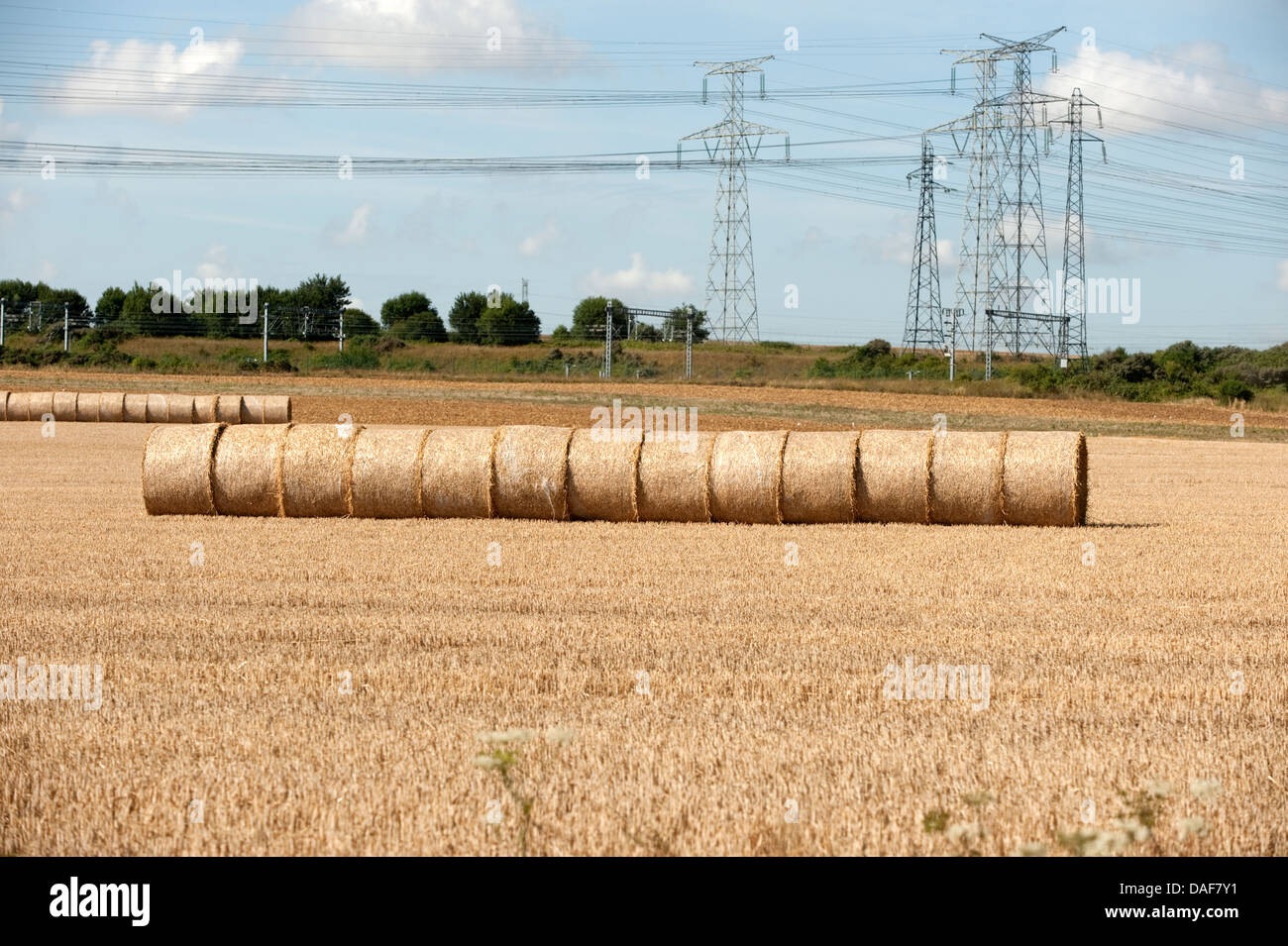Rundballen Heu ernten Saint-Tricat Frankreich Stockfoto
