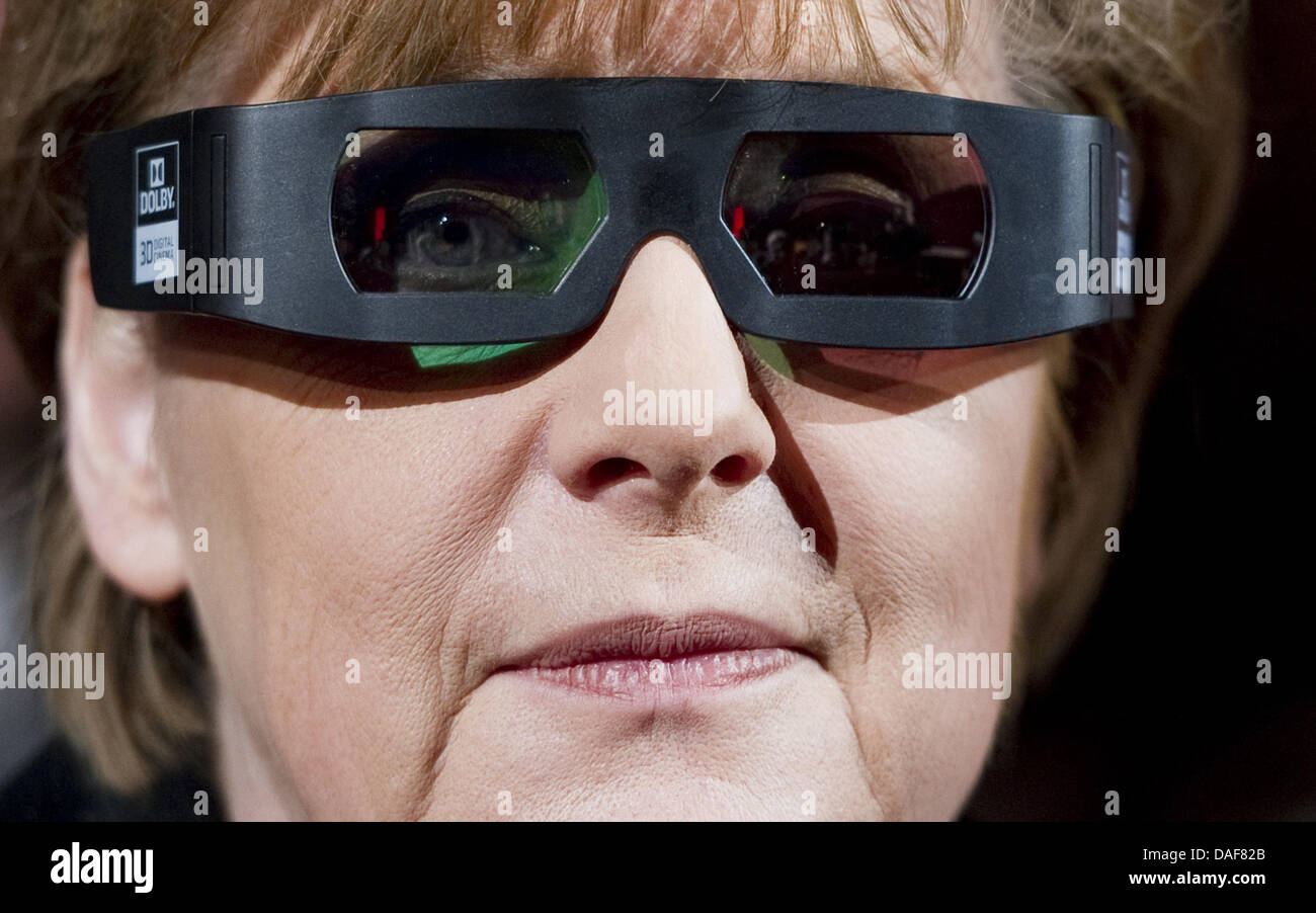 Bundeskanzlerin Angela Merkel mit 3D Brille während der Premiere des Films "Pina" auf der 61. Internationalen Filmfestspiele Berlin in Berlin, Deutschland, 13. Februar 2011 zu sehen. Der Film läuft in der Sektion Wettbewerb außer Konkurrenz des International Film Festival. Die 61. Berlinale findet vom 10. bis 20. Februar 2011. Foto: Johannes Eisele dpa Stockfoto