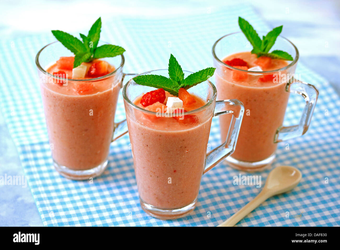 Wassermelonen-Smoothie mit Erdbeeren und Kokosnuss. Rezept zur Verfügung. Stockfoto