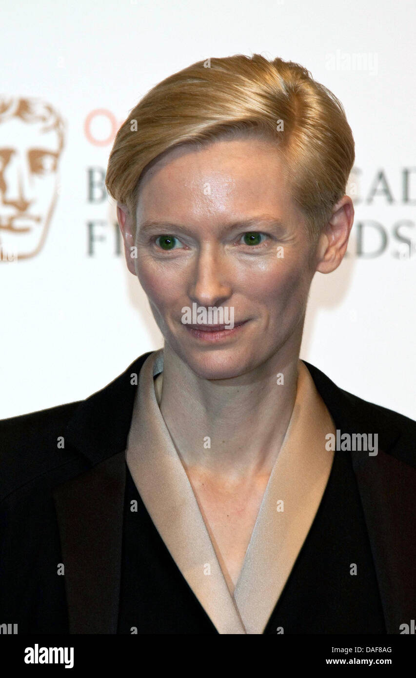 Tilda Swinton stellt im Drucksaal des Gewinners des Orange British Academy Film Awards, aka Baftas, am Royal Opera House in London, Großbritannien, 13. Februar 2011. Foto: Hubert Boesl Stockfoto