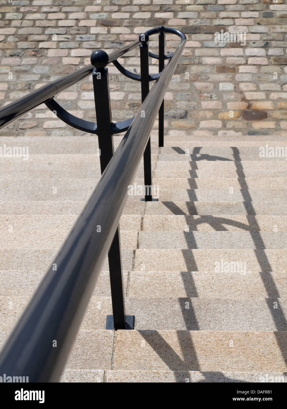 Schatten von einem Geländer auf der Straße. Frankreich. Stockfoto