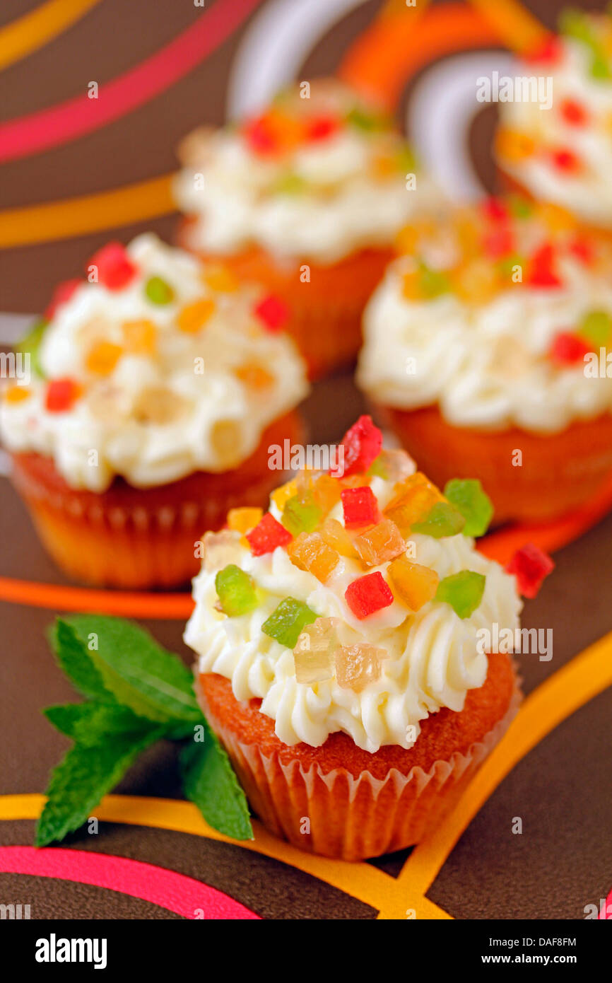 Cupcakes mit kandierten Früchten. Rezept zur Verfügung. Stockfoto