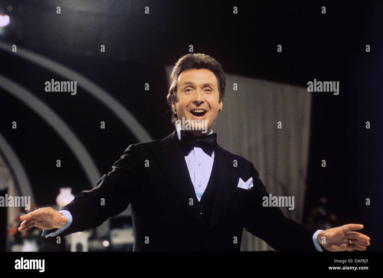 (Dpa-Datei) Ein Datei-Bild vom Oktober 1975 von TV-Entertainer Peter Alexander, österreichischer Schauspieler und Sänger. Alexander, Schauspieler und Sänger, der eine Unterhaltung Befestigung wurde in Deutsch - peaking Europa aus den 1950er Jahren bis in die 1990er Jahre starb am 12. Februar 2011 in Wien im Alter von 84, sagte eine Sprecherin. Der Österreicher erschien in etwa 50 Filme, vor allem in den 1950er und 60er Jahre, hatte eine lange Reihe von Stockfoto