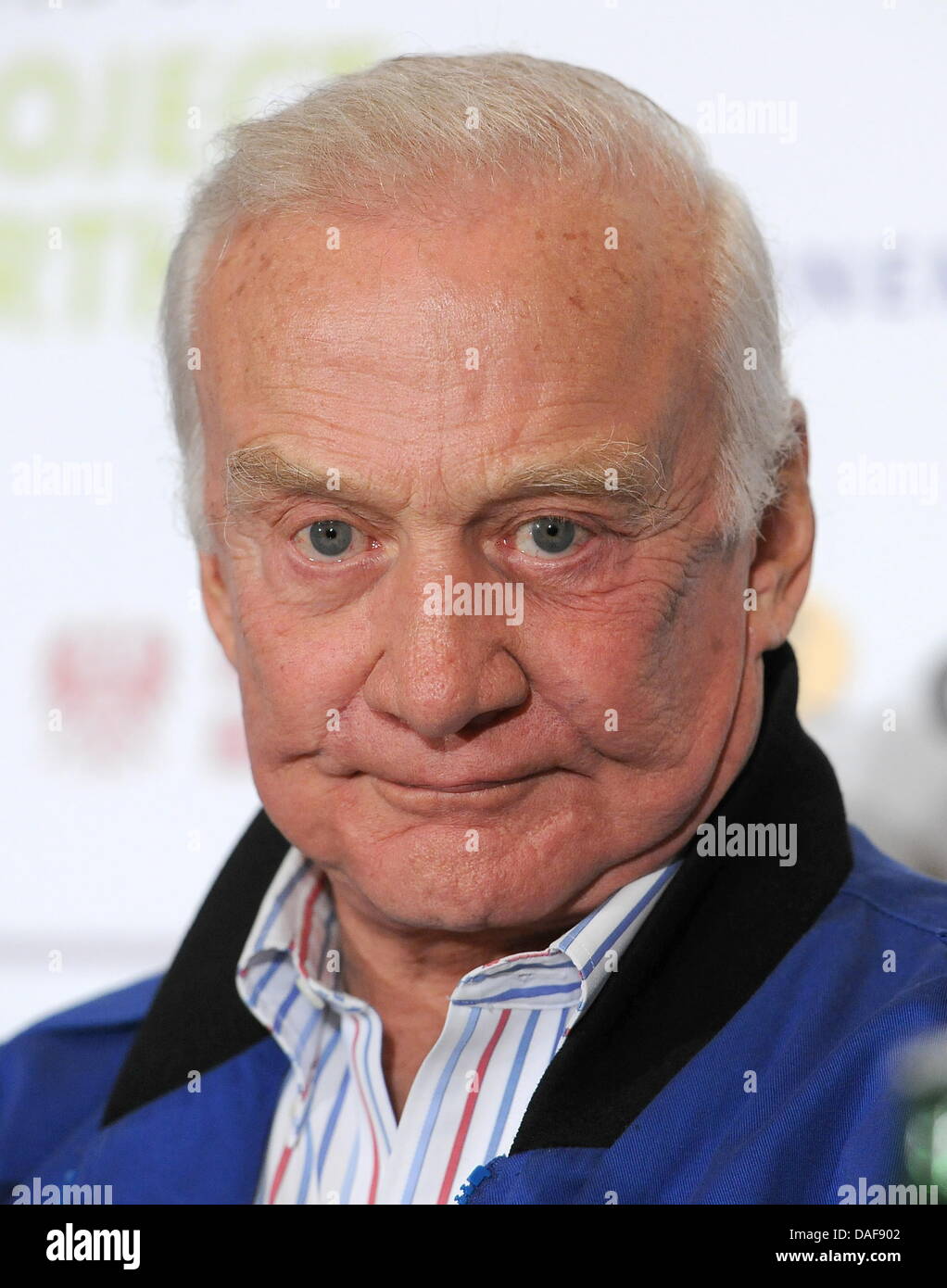Ehemaliger NASA-Astronaut Buzz Aldrin besucht die Pressekonferenz vor dem Gala-Cinema for Peace im Rahmen der 61. Internationalen Filmfestspiele Berlin in Berlin, Deutschland, 14. Februar 2011. Seit 2002 wurde Cinema for Peace eine weltweite Initiative, Förderung der Menschheit durch den Film während einladenden Mitglieder der internationalen Film-Gemeinschaft an der jährlichen Kino für Stockfoto