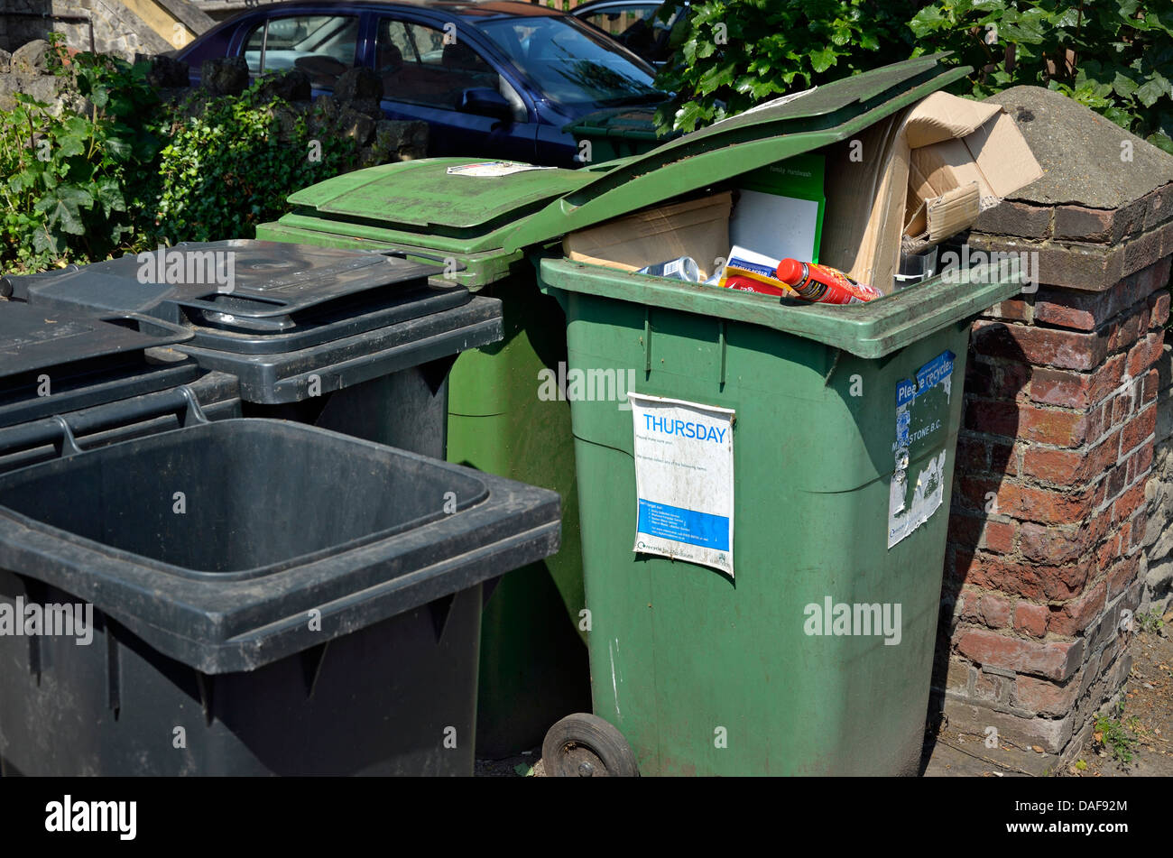 Maidstone, Kent, England. Privaten Haushalte Mülltonnen Stockfoto