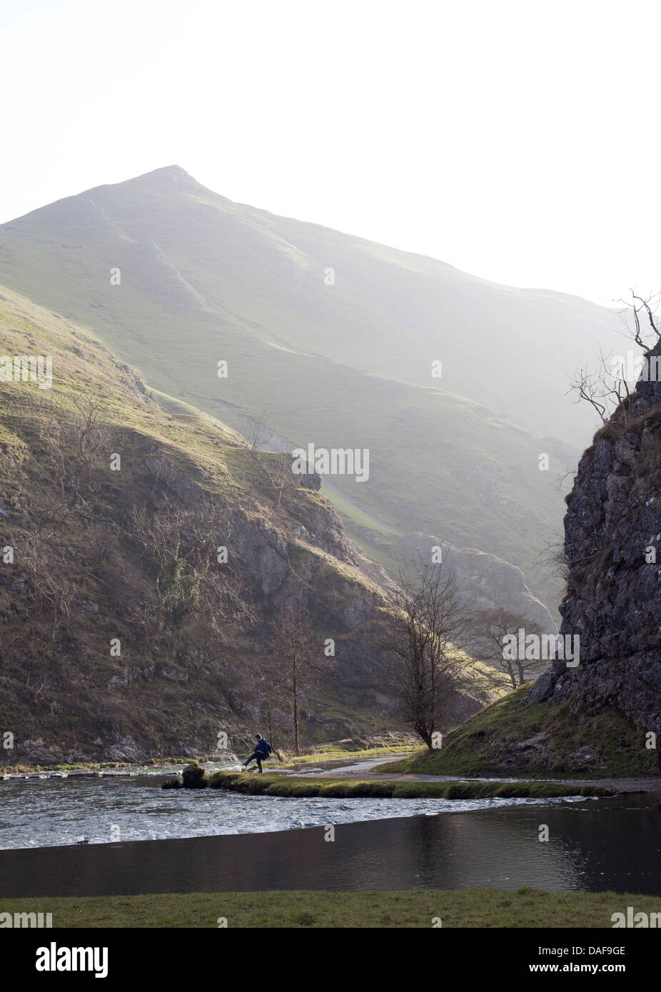 Junge treten Wasser in den Fluss Dove. Stockfoto