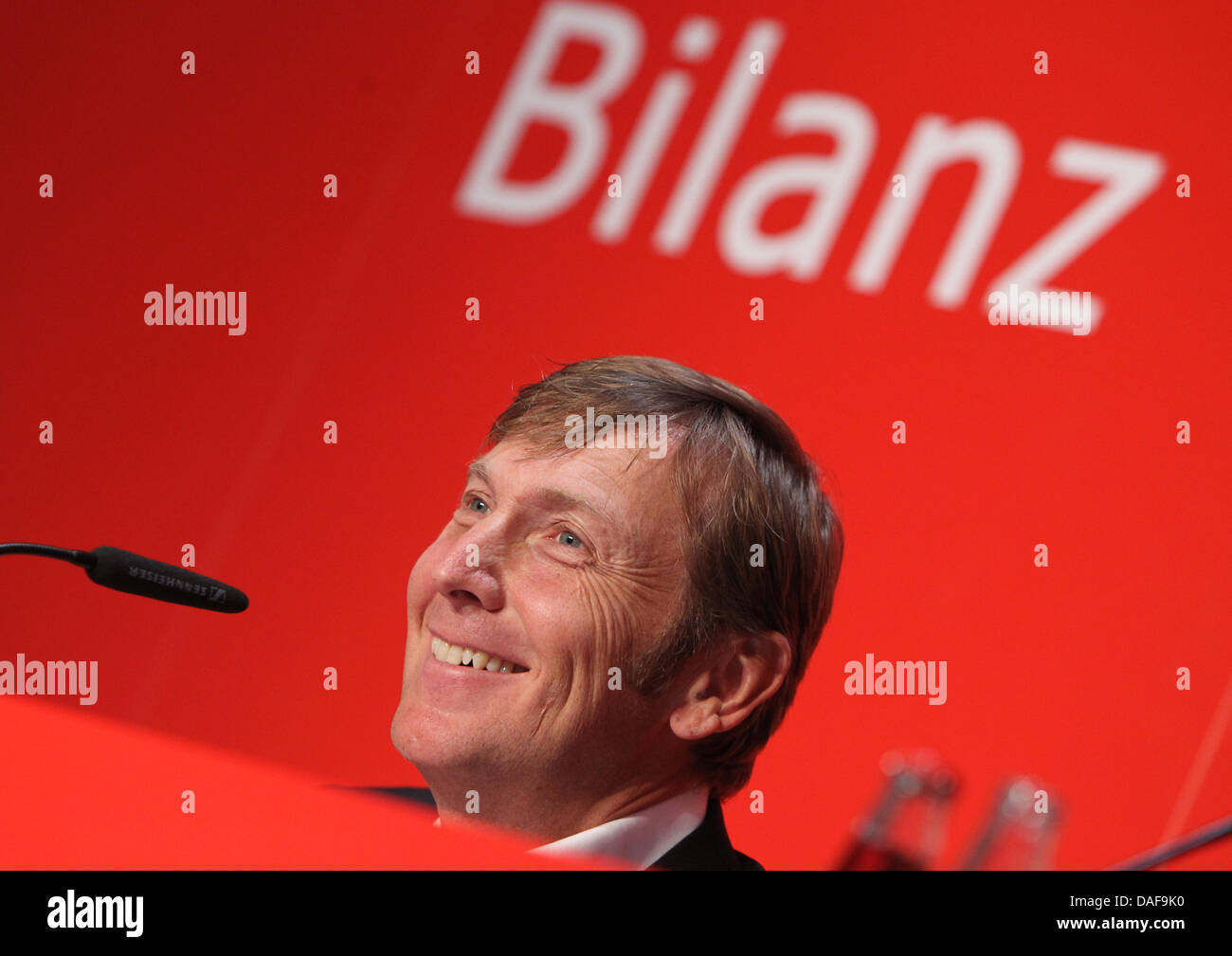 PUMA-CEO Jochen Seitz lächelt während des Herstellers Sport Artikel Bilanz  Pressekonferenz in Herzogenaurach, Deutschland, 15. Februar 2011. PUMA  richtet sich an Umsatz stieg um mittleren bis hohen einstelligen  Prozentbereich nach einen Absatzrekord