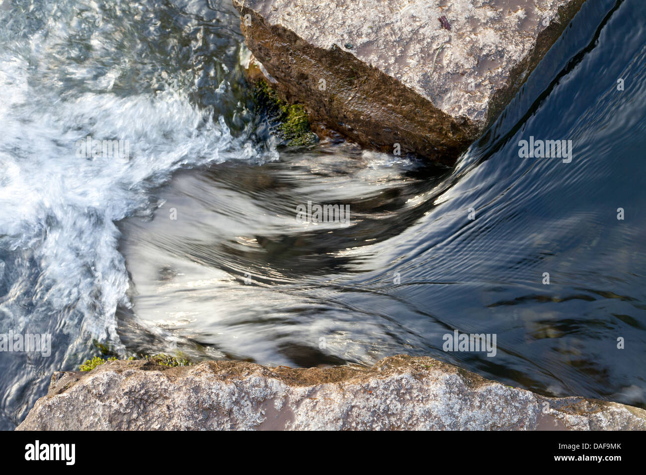 Wasser-Strömung zwischen die Trittsteine Stockfoto
