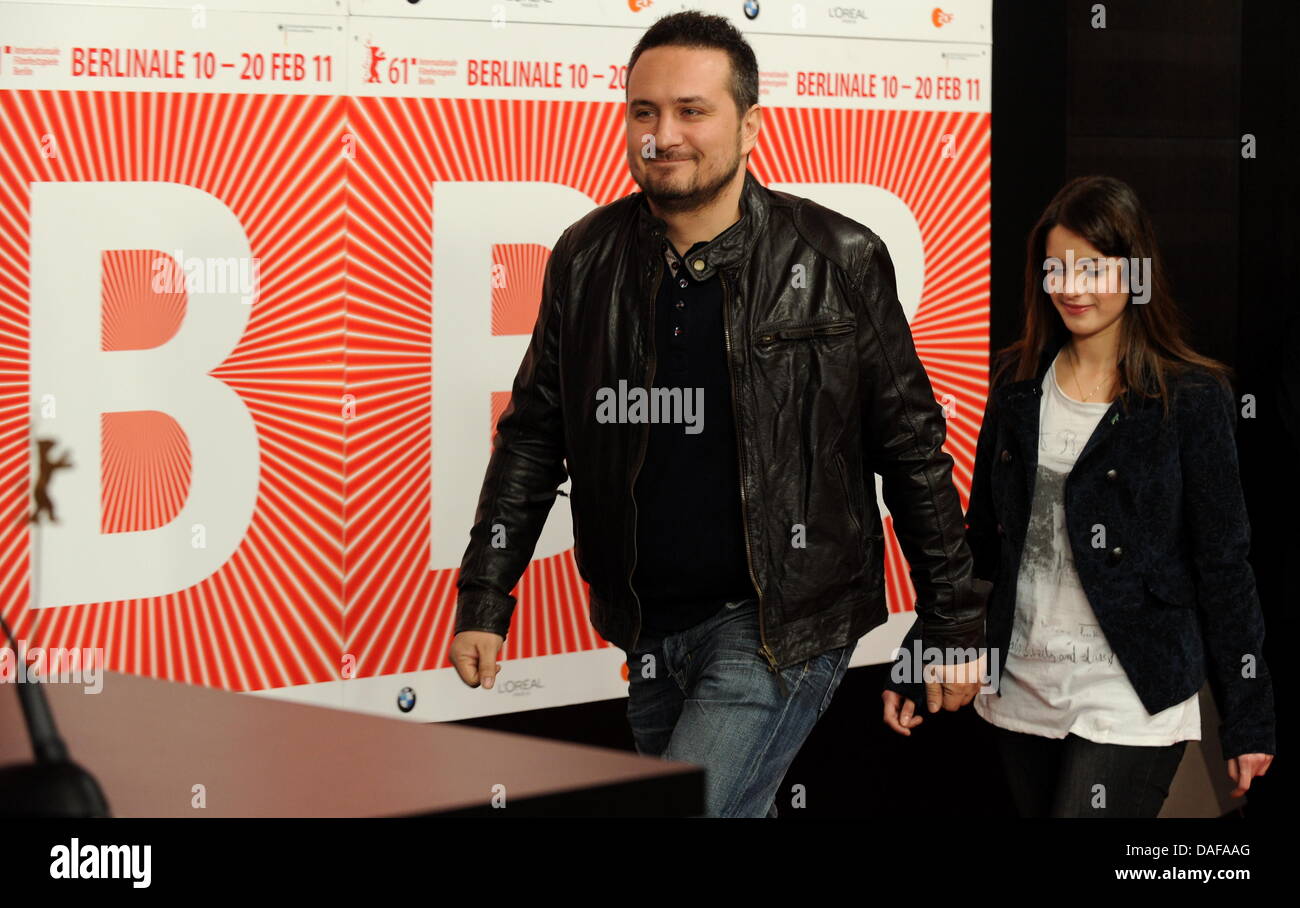 Regisseur Seyfi Teoman (L) und Schauspielerin Günes sagt besucht eine Pressekonferenz für den Film "Bizim Büyük Caresizligmiz" (unsere große Verzweiflung) während der 61. Internationalen Filmfestspiele Berlin in Berlin, Deutschland, 16. Februar 2011. Der Film läuft im Wettbewerb der internationalen Filmfestspiele. Die 61. Berlinale findet vom 10. bis 20. Februar 2011. Foto: Tim Brakemeier Stockfoto