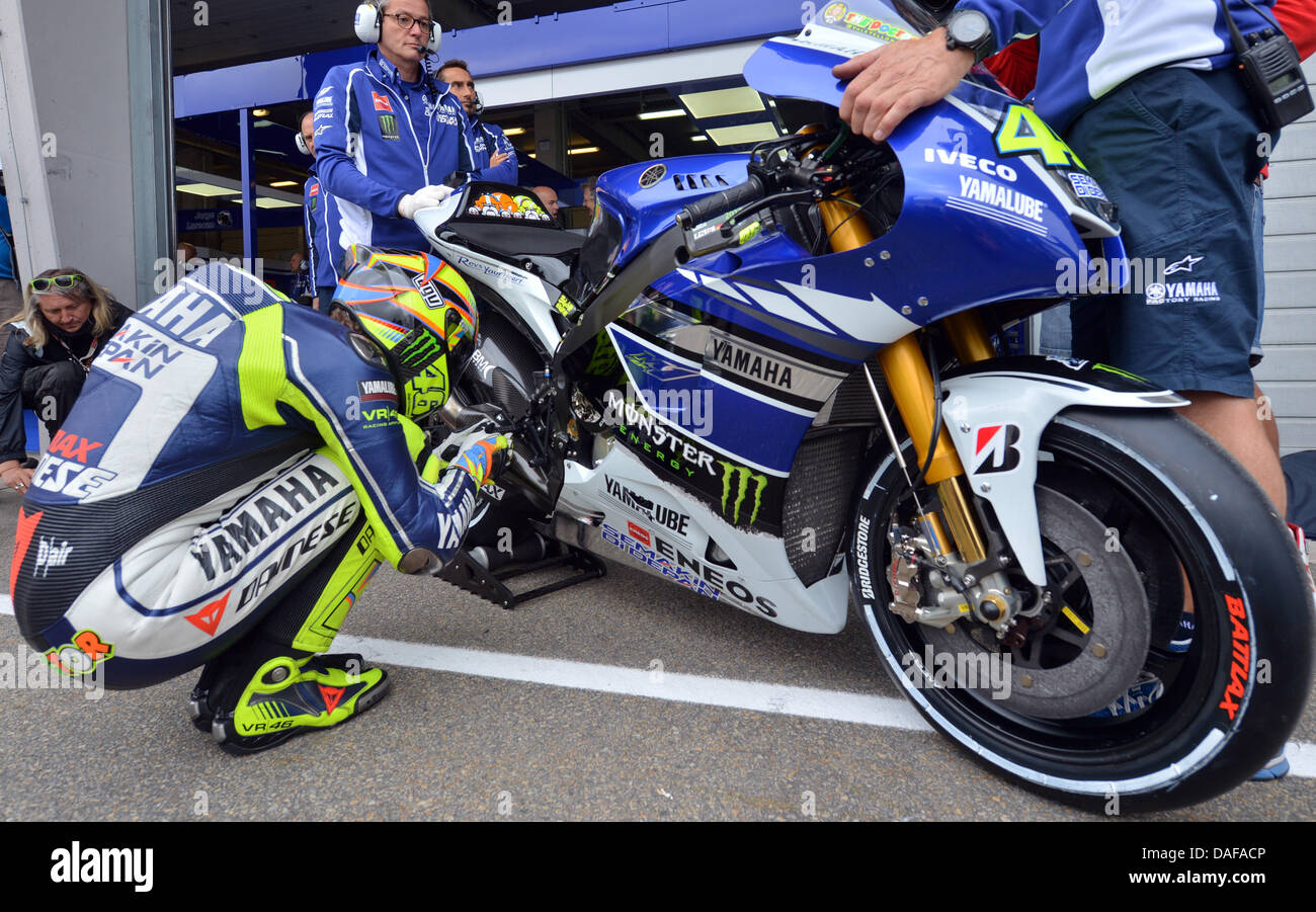 Hohenstein-Ernstthal, Deutschland. 12. Juli 2013. Yamaha Factory Racing MotoGP-Pilot Valentino Rossi Italien bereitet sein Fahrrad vor der Garage Team während des freien Trainings statt an der Rennstrecke Sachsenring bei Hohenstein-Ernstthal, Deutschland, 12. Juli 2013. Den deutschen Grand Prix statt findet am 14. Juli 2013. Foto: Hendrik Schmidt/Dpa/Dpa/Alamy Live News Stockfoto