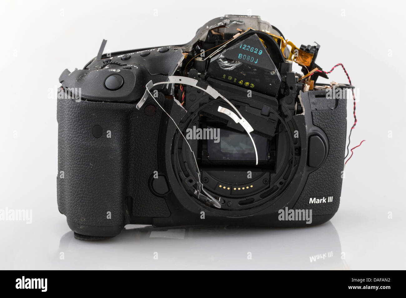 Kamera, Canon 5D gebrochen MkIII, zertrümmerten Kamera, Stücke aus einer Kamera, Canon 5D Mkiii. Kamera in Stücken Stockfoto