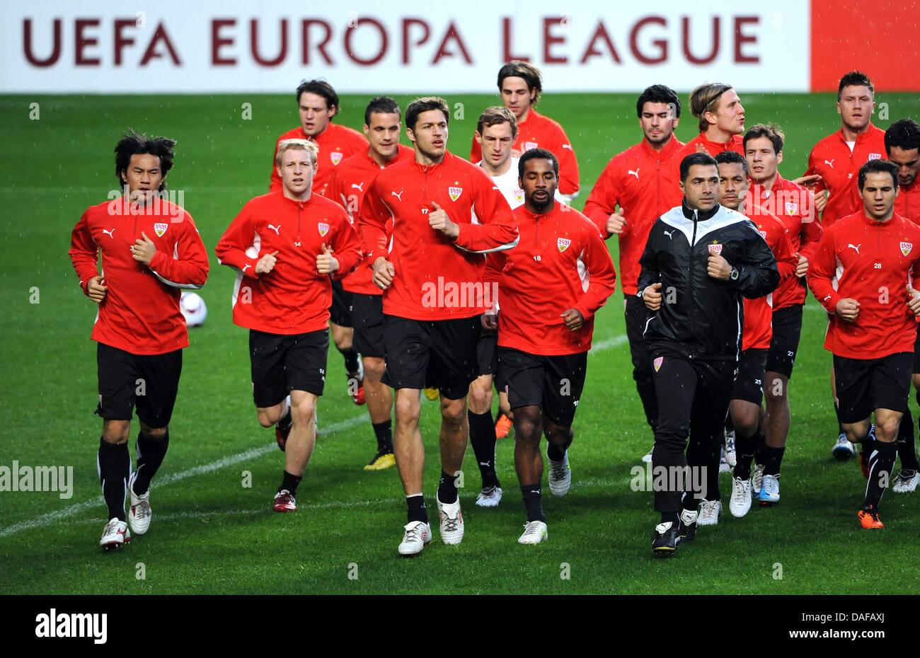 Stuttgarter Team Praktiken entsprechen der Europa League am Vortag Sk Benfica Lissabon gegen den VfB Stuttgart im Stadion Estadio da Luz in Lissabon, Portugal, 16. Februar 2011. Foto: Marijan Murat Stockfoto