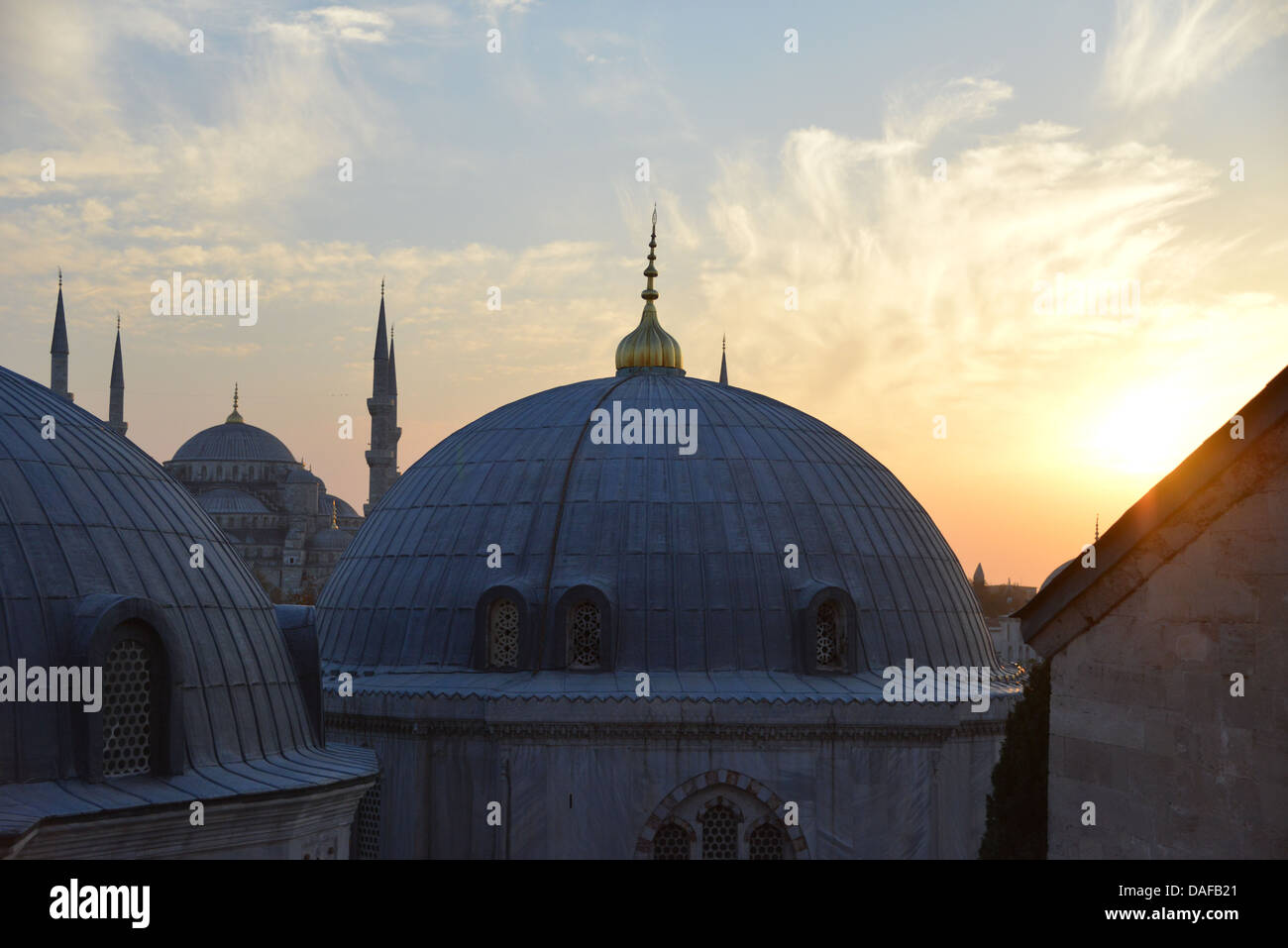 Istanbul bei Nacht blaue Moschee in der Ferne Stockfoto