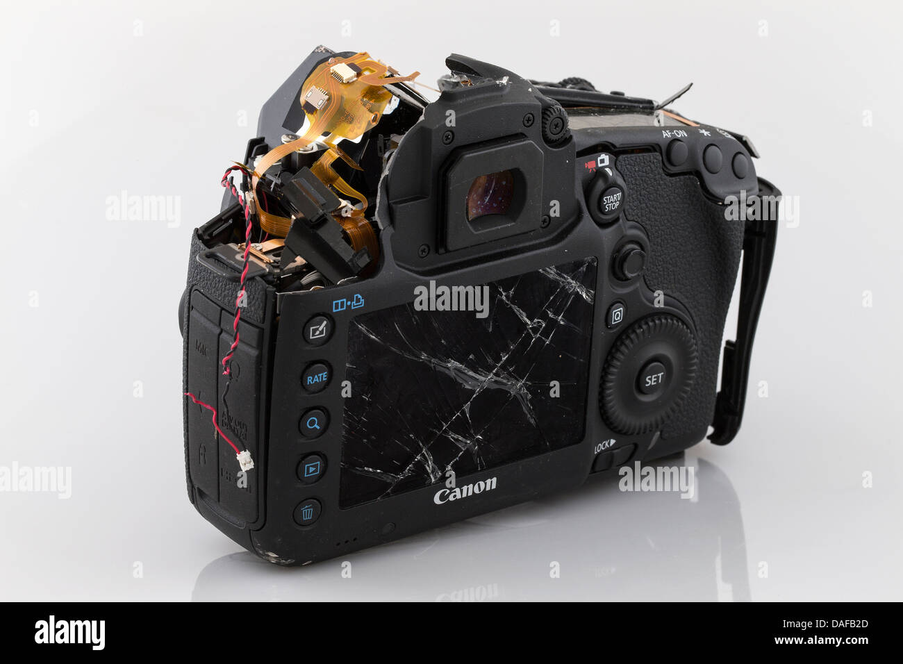 Kamera, Canon 5D gebrochen MkIII, zertrümmerten Kamera, Stücke aus einer Kamera, Canon 5D Mkiii. Kamera in Stücken Stockfoto
