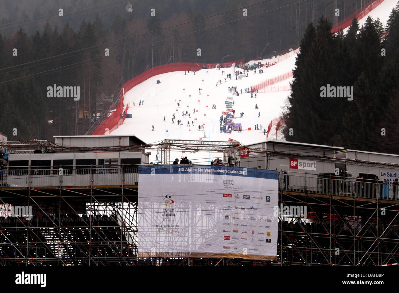 Die Stände der Kandahar Arena leisten eine gute Sicht auf die Strecke von der alpinen Ski WM 2011 in Garmisch-Partenkirchen, Deutschland, 16. Februar 2011. Foto: Stephan Jansen Stockfoto