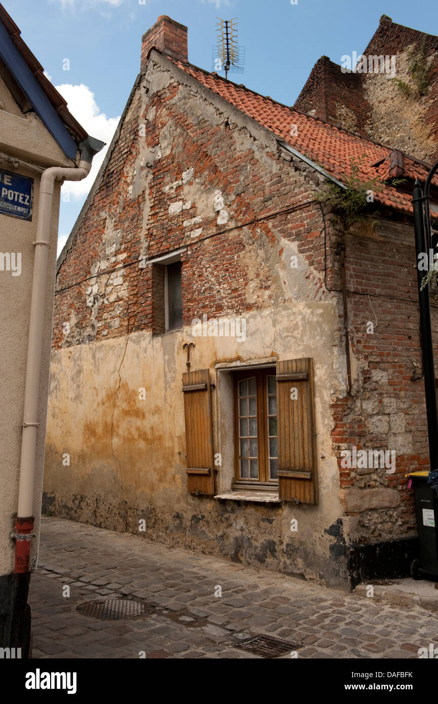 Sehr alte Häuser gepflasterten Straße Montreuil-Frankreich Stockfoto