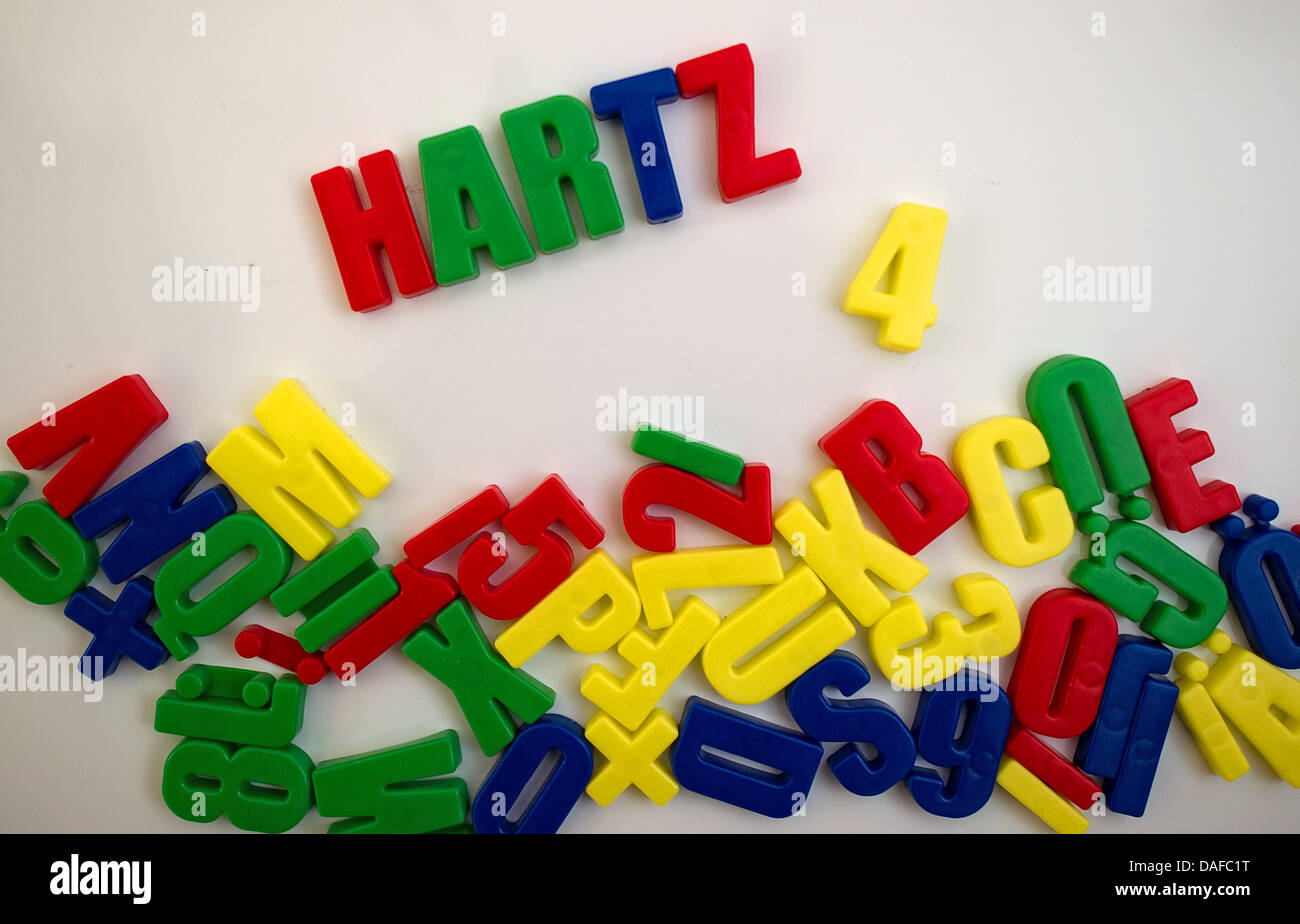 (DATEI) Eine Abbildung vom 17. Dezember 2010 magnetisches Spielzeug Buchstaben buchstabieren "Hartz 4" (deutsche Arbeitslosigkeit und Wohlfahrt Vorteile Programm) in einem Krankenhaus in Dresden, Deutschland. Nach dem Scheitern der Verhandlungen im Vermittlungsausschuss zwischen der Regierung und der Opposition die neuen Regeln für Hartz IV ist noch unentschieden. Foto: Arno Burgi Stockfoto