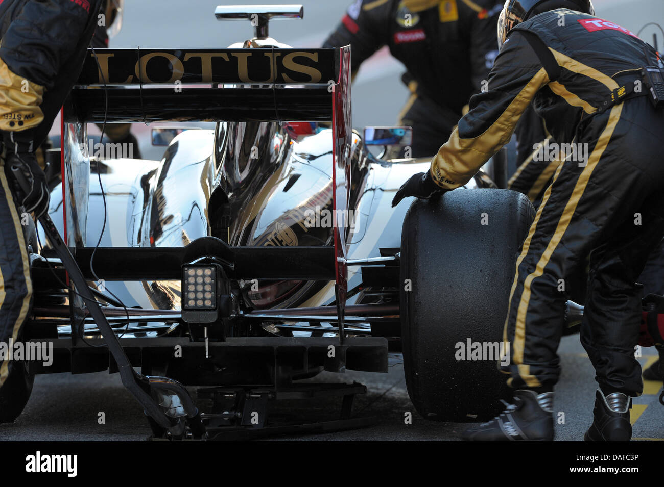 Russische Formel1 Rennfahrer Vitaly Petrov von Lotus Renault GP ist mit seinem Team bei einem Boxenstopp in einer offiziellen Formel1 Testfahrt auf der Rennstrecke "Circuit de Catalunya" in Barcelona, Spanien, 18. Februar 2011 zu sehen. Foto: David Ebener Stockfoto