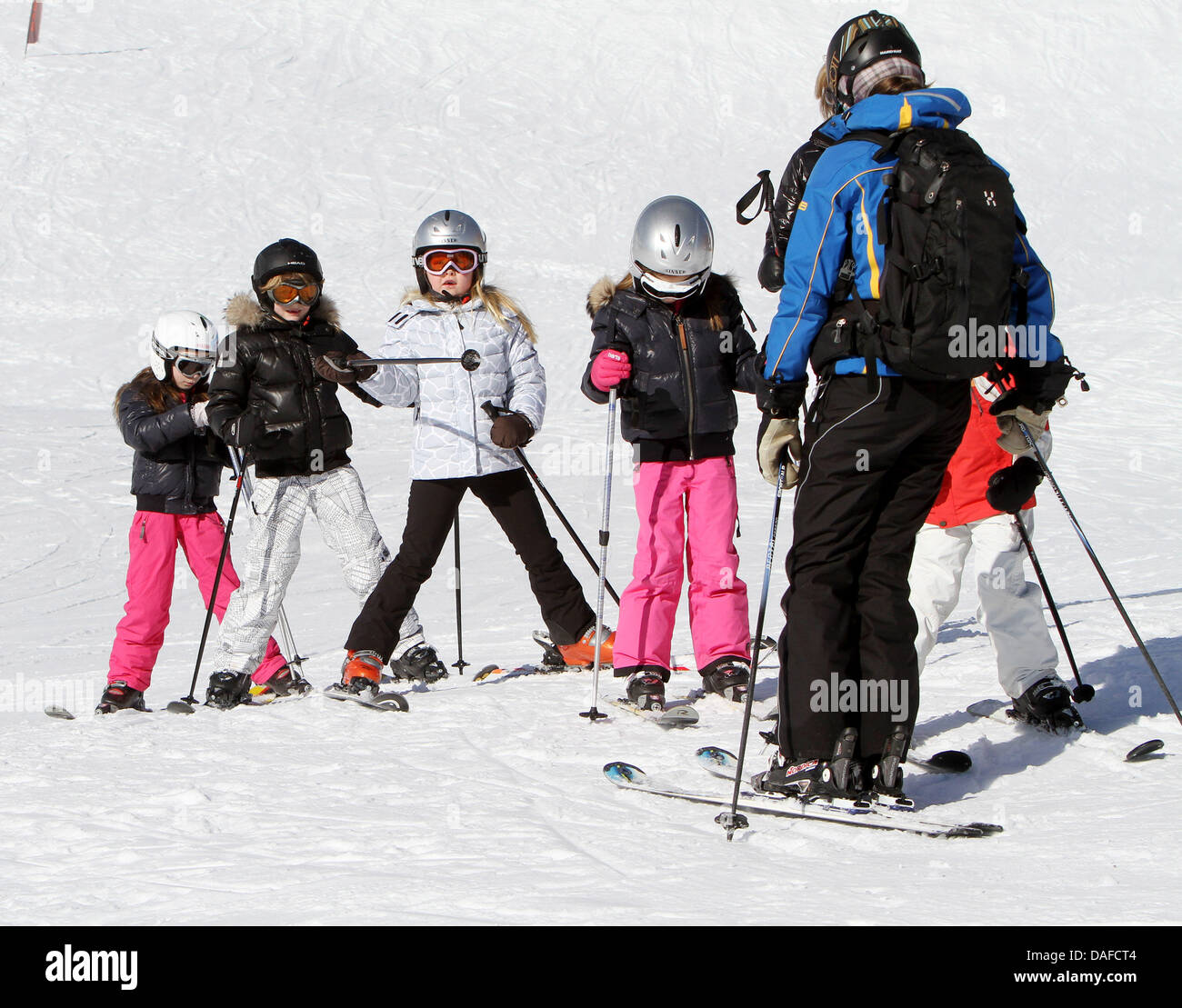 Prinzessin Amalia der Niederlande (3., L) Praktiken Skifahren mit ihrer Ski-Klasse während der Winterferien der niederländischen Königsfamilie in Lech am Arlberg, Österreich, 19. Februar 2011. Foto: Patrick van Katwijk Stockfoto