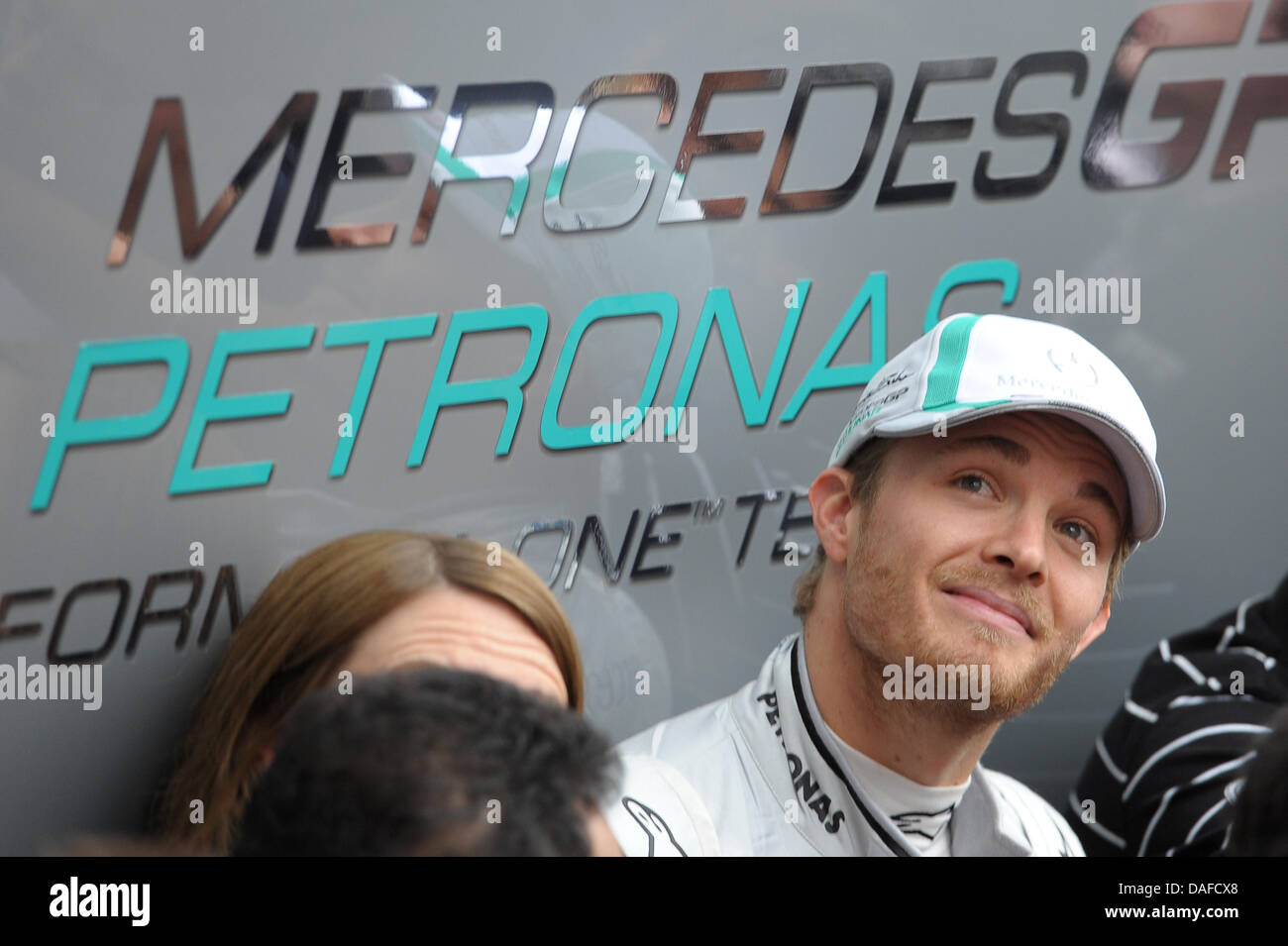 Deutsche Formel 1 pilot Nico Rosberg Team Mercedes Grand Prix steht im Fahrerlager während des offiziellen Testlaufs entlang der Rennstrecke "Circuit de Catalunya" in Montmelo in der Nähe von Barcelona, Spanien, 19. Februar 2011. Foto: David Ebener Stockfoto
