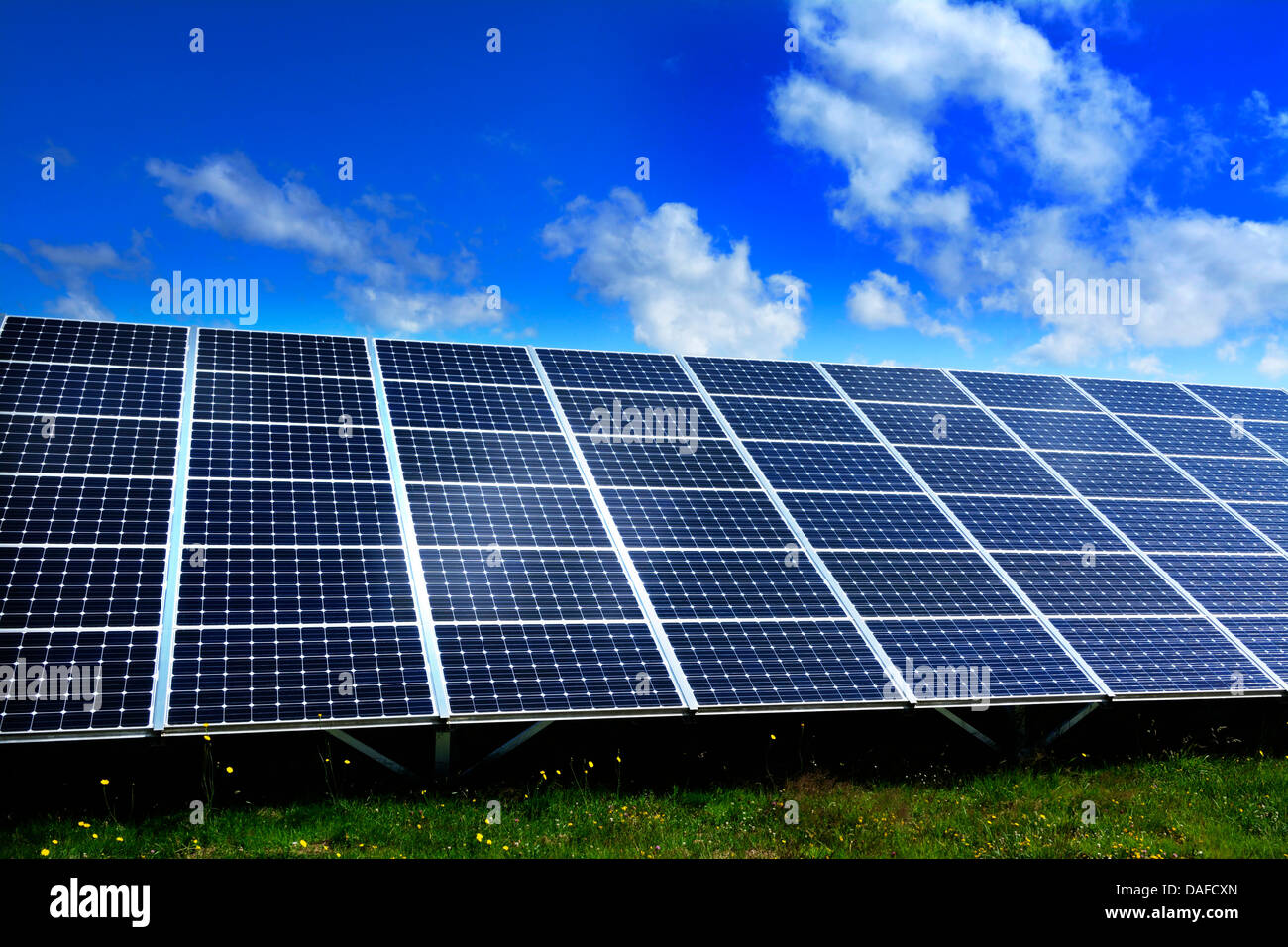 Solarparks mit großen Solaranlagen in ein Array, Frankreich, Europa Stockfoto
