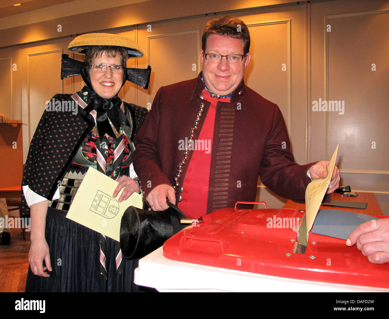 Ein paar tragen traditionelle Dreess werfen ihre Stimmzettel für den Hamburger Wahlen in Hamburg, Deutschland, 20. Februar 2011. Rund 1,3 Millionen Wähler in Hamburg gewählte Vertreter, die 121 Sitze im Landtag Hamburg. Foto: Carsten Neff Stockfoto