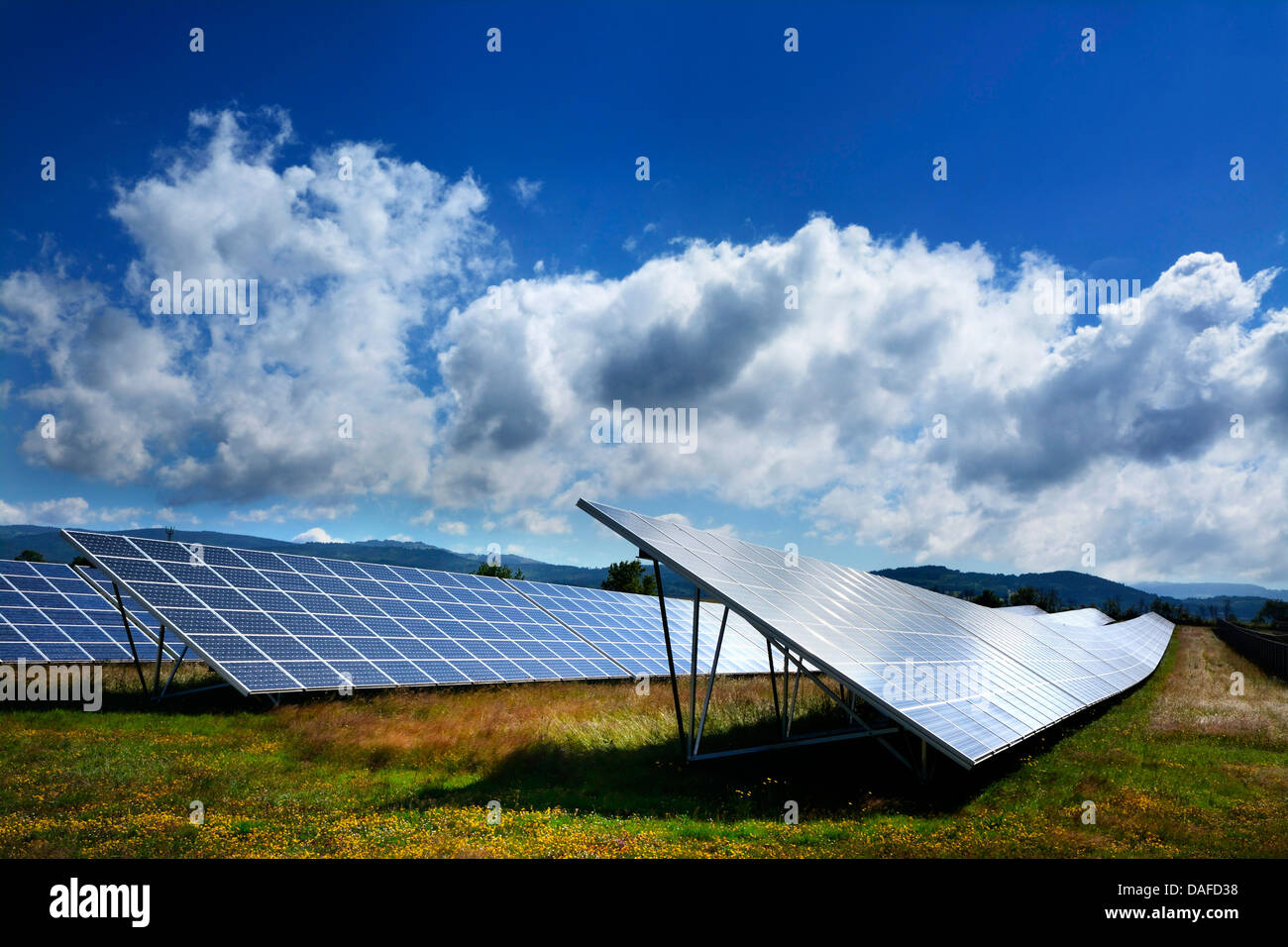 Solarparks mit Solarzellen in einer großen Auswahl. Der Auvergne. Frankreich Stockfoto
