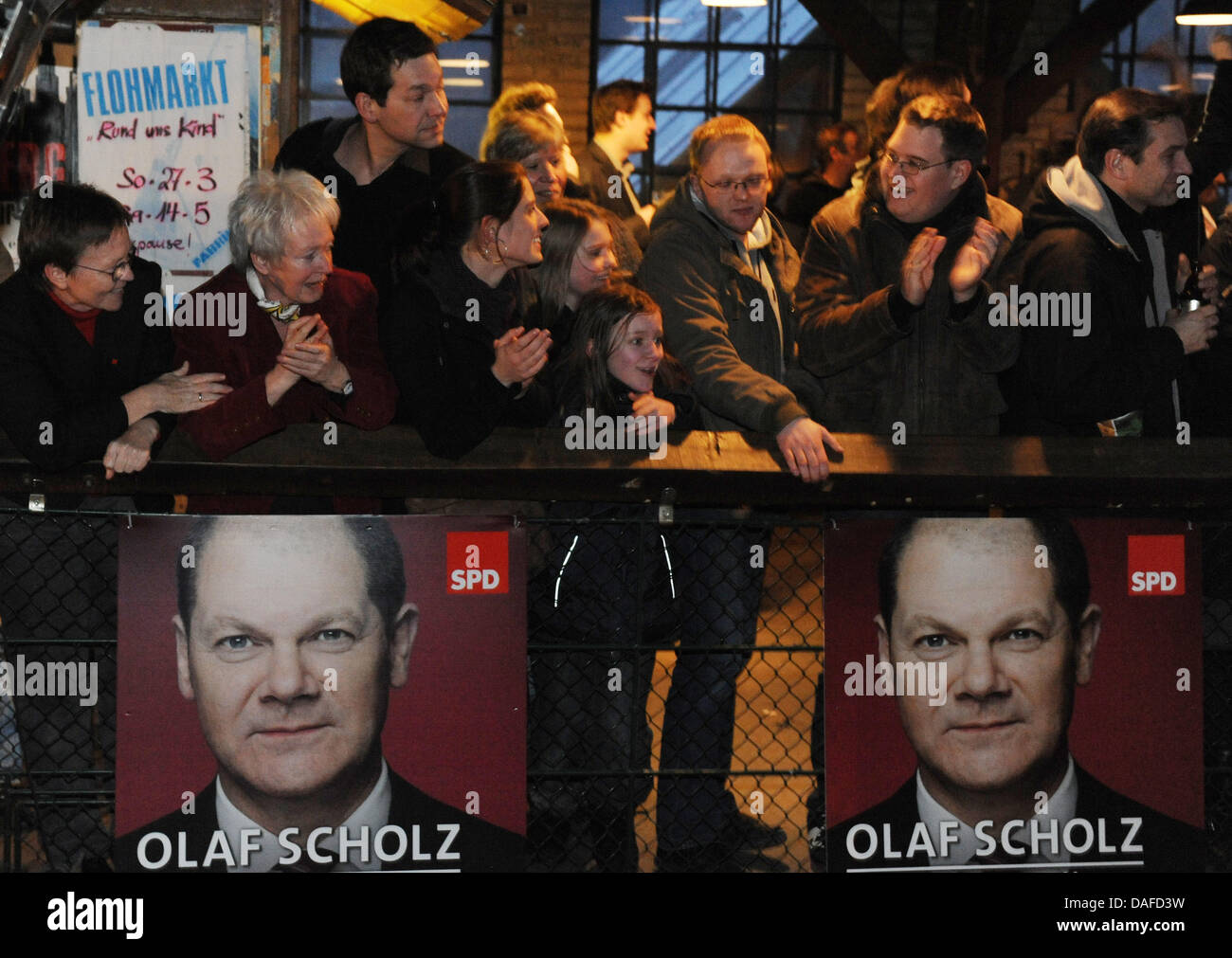 Mitglieder der Sozialdemokraten (SPD) erwarten die ersten Hochrechnungen der Hamburger Parlamentswahl in Hamburg, Deutschland, 20. Februar 2011. Rund 1,3 Millionen Wähler in Hamburg gewählte Vertreter, die 121 Sitze im Landtag Hamburg. Foto: Maurizio Gambarini Stockfoto