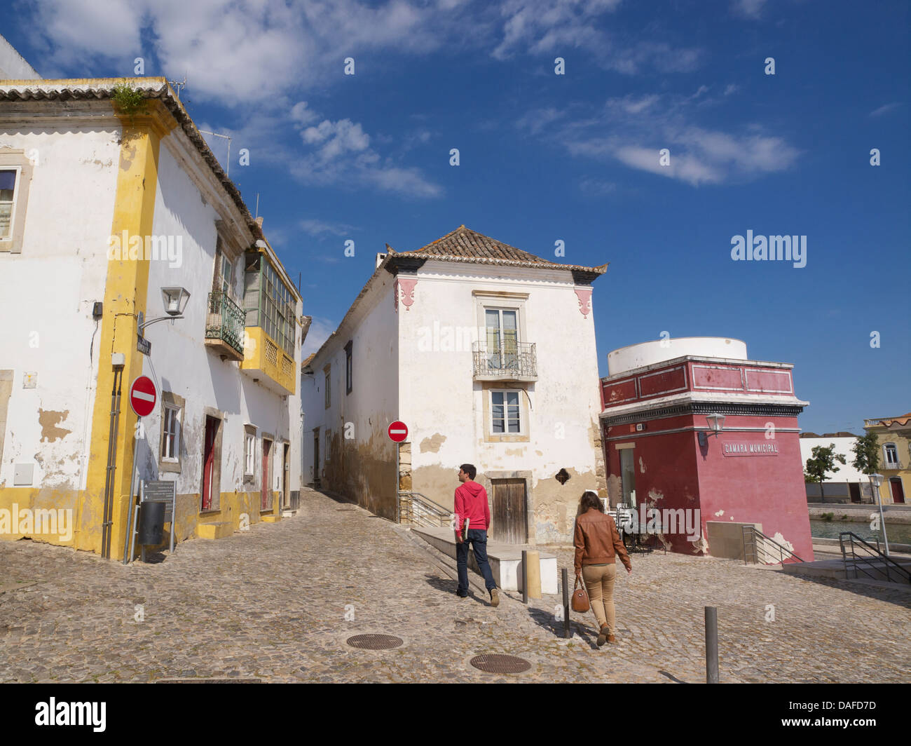 malerische und bunte Straße in der alten Stadt Zentrum von Tavira, Algarve, Portugal Stockfoto