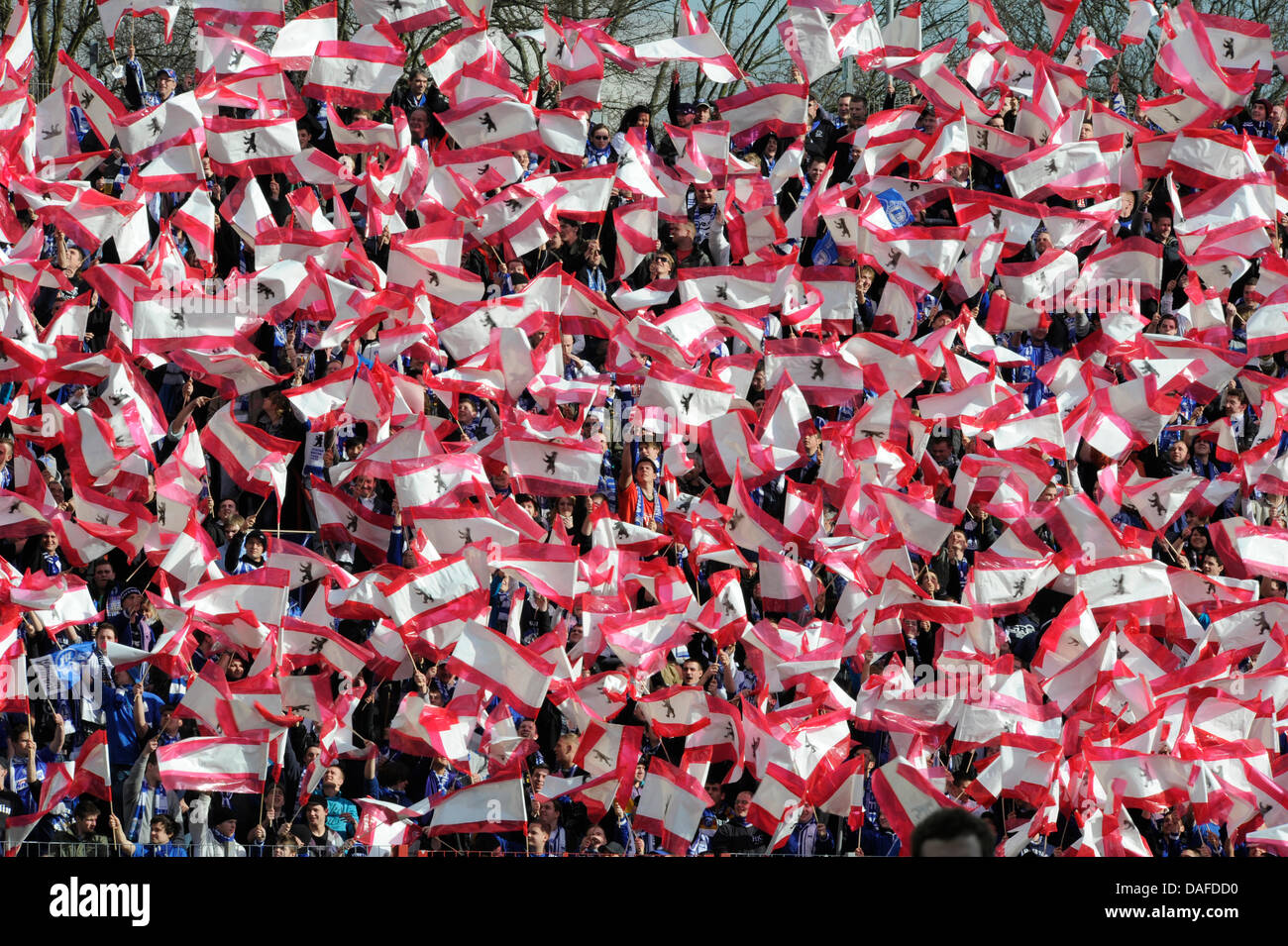 Hertha Berlin Fußball-Fans jubeln und Feiern vor dem Bundesliga-Fußball-Spiel zwischen Karlsruher SC und Hertha BSC im Wildparkstadion in Karlsruhe, Deutschland, 13. Februar 2011. Foto: Uli Deck Stockfoto