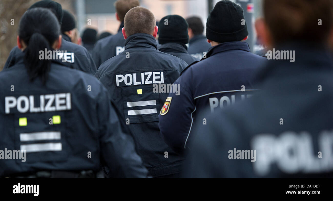 Uniformierten Offizieren ein Aufruhr Polizeieinheit, losgelöst von den Zustand des Landes Rheinland-Pfalz, Patrouille durch ein Viertel in Dresden, Deutschland, 18. Februar 2011. Polizei erwartet die Ankunft von rund 4,000 Neonazis aus ganz Europa und etwa 3,000 linke plus 20,000 Gegendemonstranten in Dresden. Foto: Arno Burgi Stockfoto