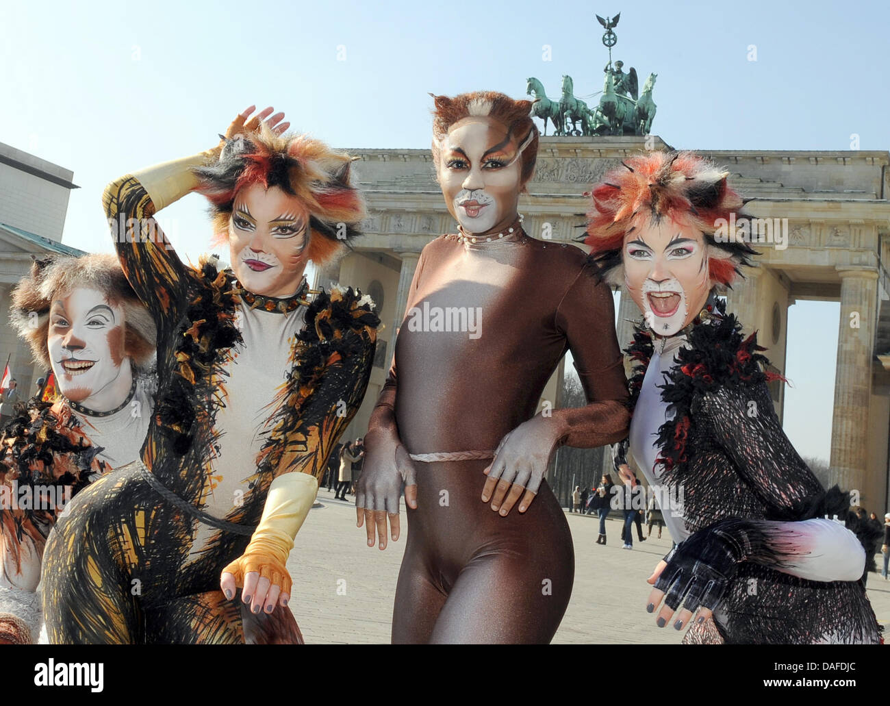 Mitglieder des Ensembles des musical "Cats" posieren vor dem Brandenburger Tor in Berlin, Deutschland, 22. Februar 2011. Die berühmten musikalischen Gäste in Berlin vom 09 März bis 17. April. Foto: Britta Pedersen Stockfoto